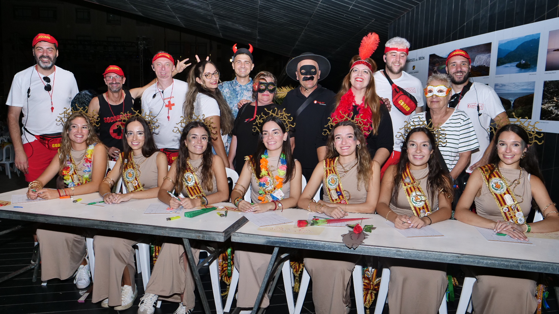 Sopar de pa i porta per a penyes amb disfresses