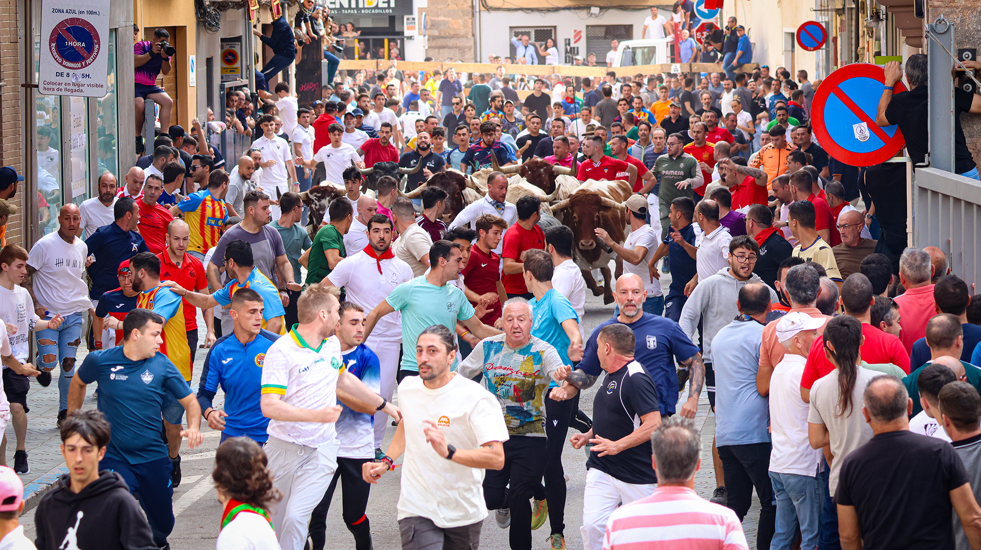 Los toros de Adolfo Martín Andrés protagonizan un espectacular encierro en la Fira d’Onda 2025