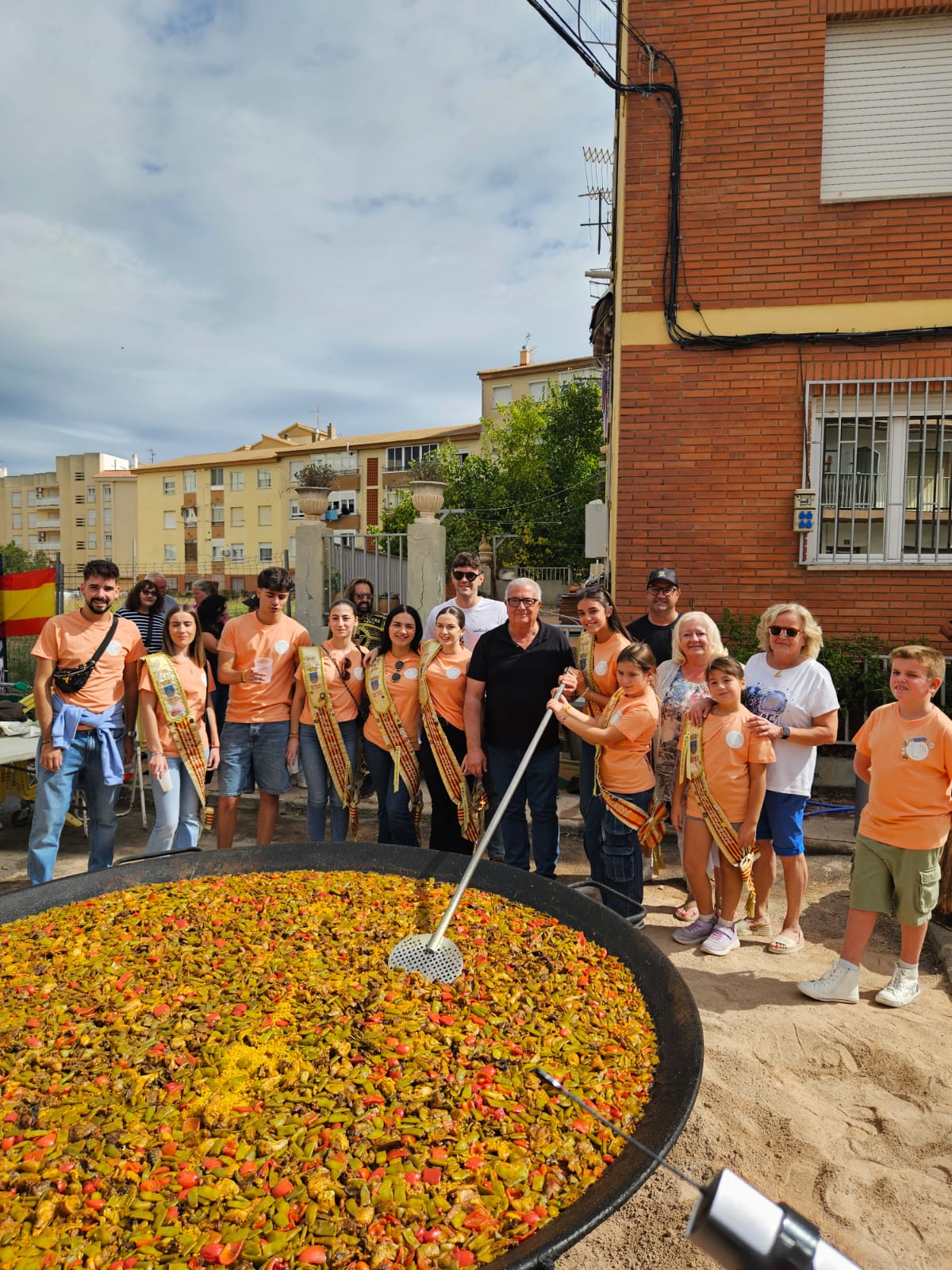 Oropesa del Mar celebra un multitudinario Día de las Paellas con música, tradición y ambiente festivo en la Plaza España