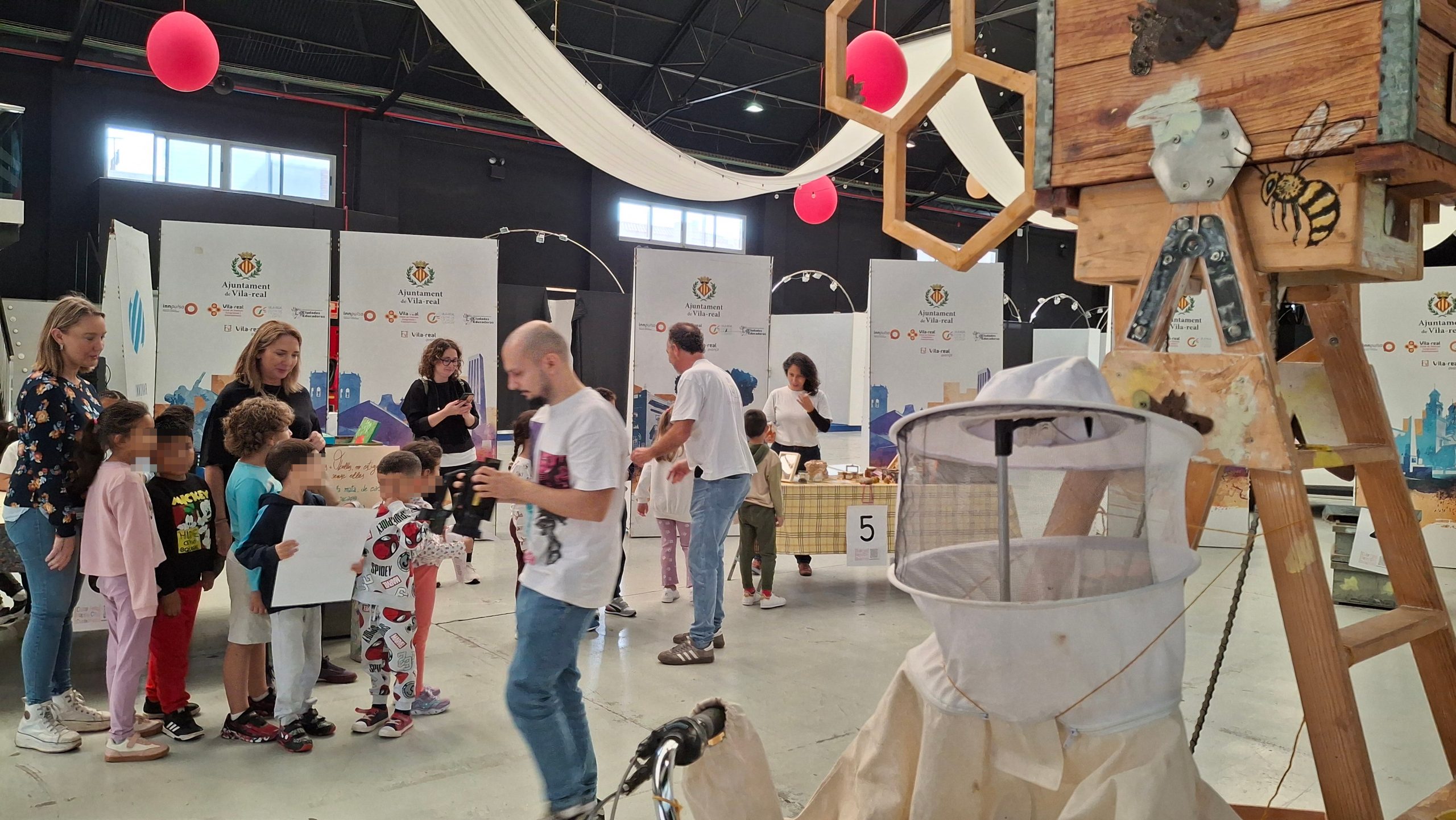 Els escolars de Vila-real s’endinsen en el fascinant món de les abelles amb “La bella i vella abella”
