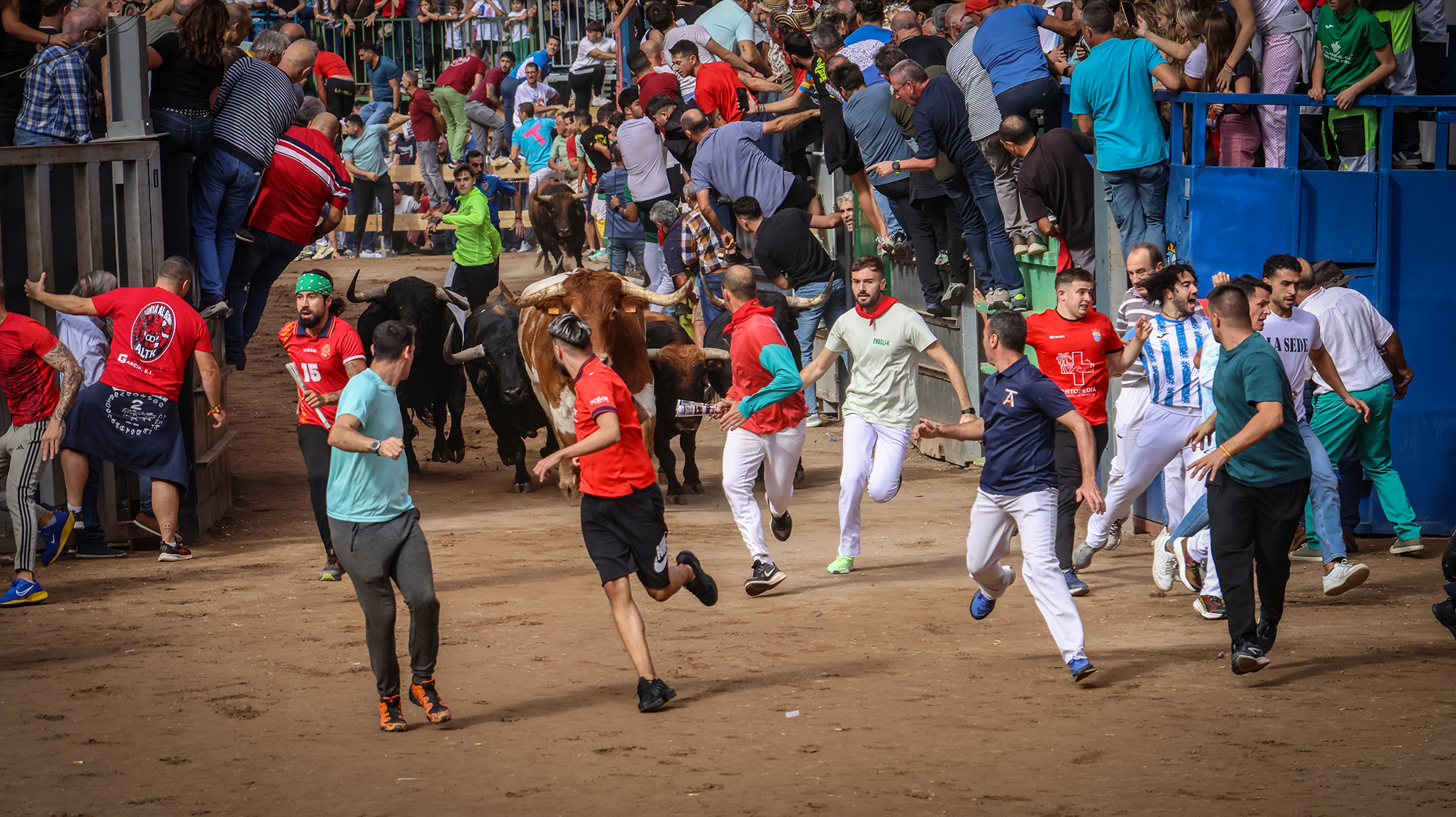 Miles de aficionados llenan las calles de Onda en el primer encierro de la Fira 2025