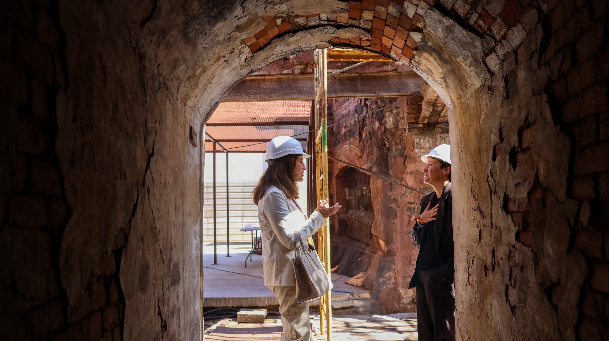 Onda recibe a la directora general de Patrimonio Cultural en la visita a las obras del ‘Rooftop 360º’ de La Campaneta