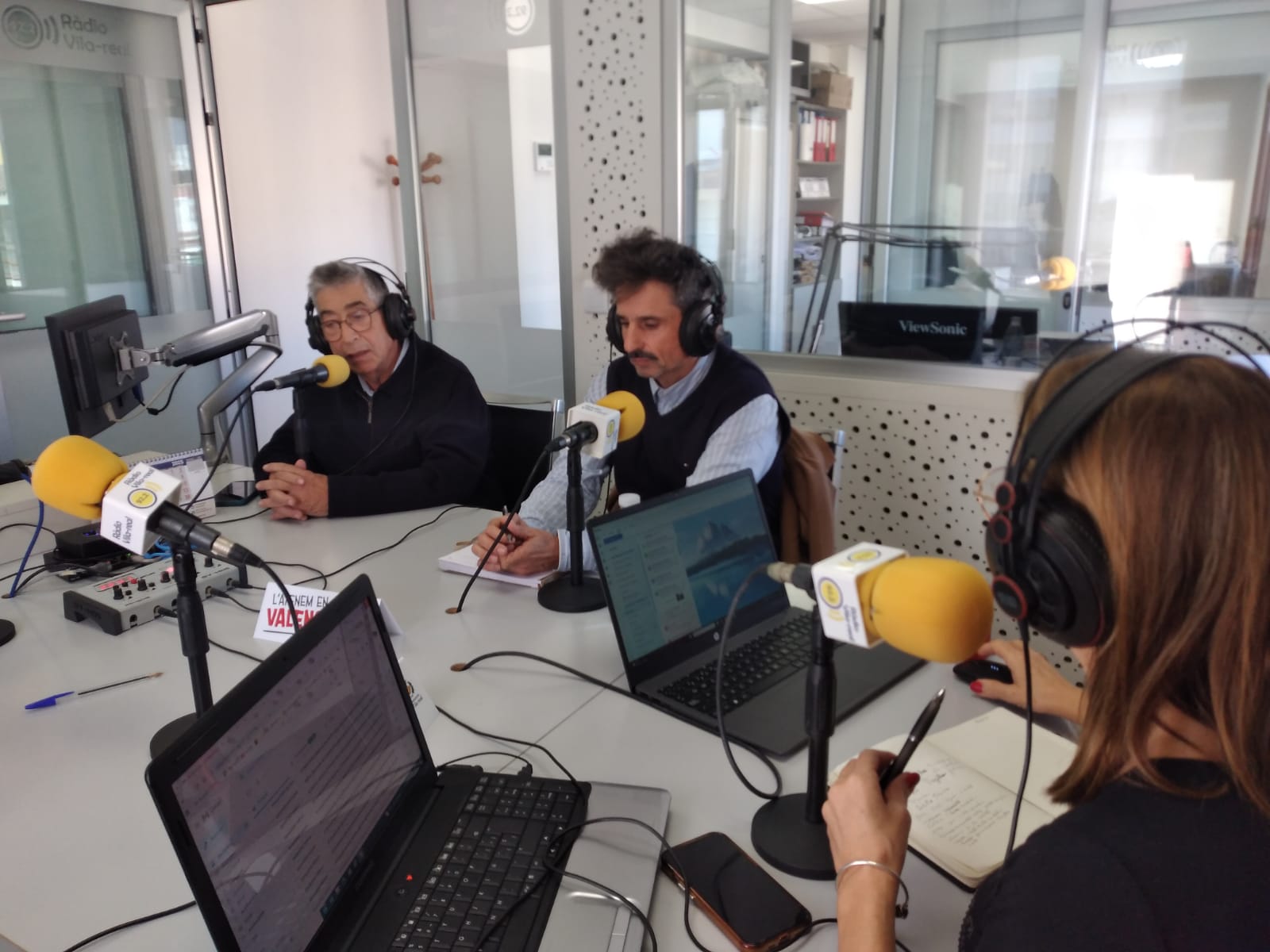 Parlem amb l´alcalde de Vila-real, José Benlloch, el regidor Toni Marín i el director de la Càtedra d´Innovació Ceràmica Juan Carda