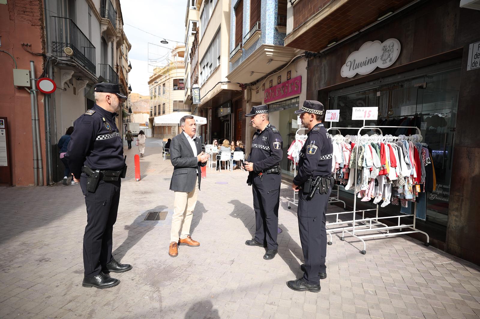 La Policia Local de Burriana i la Guàrdia Civil detenen tres persones després de frustrar un robatori amb força en un comerç de la ciutat