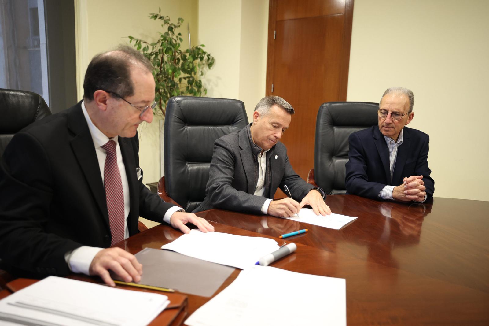 Burriana signa la compra d’una nau i els seus terrenys per a crear el major pàrquing gratuït de la ciutat