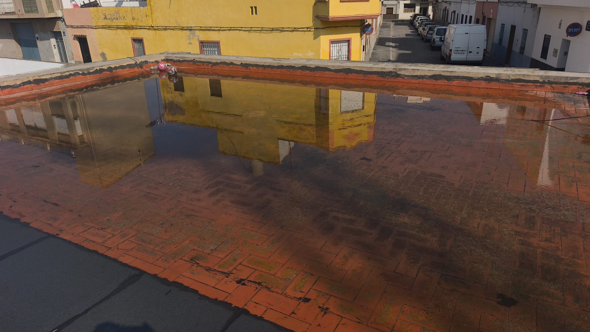 Burriana emprén les obres d’impermeabilització al camp de Futbol Joan Baptista Planelles per a eradicar les goteres i millorar la seguretat