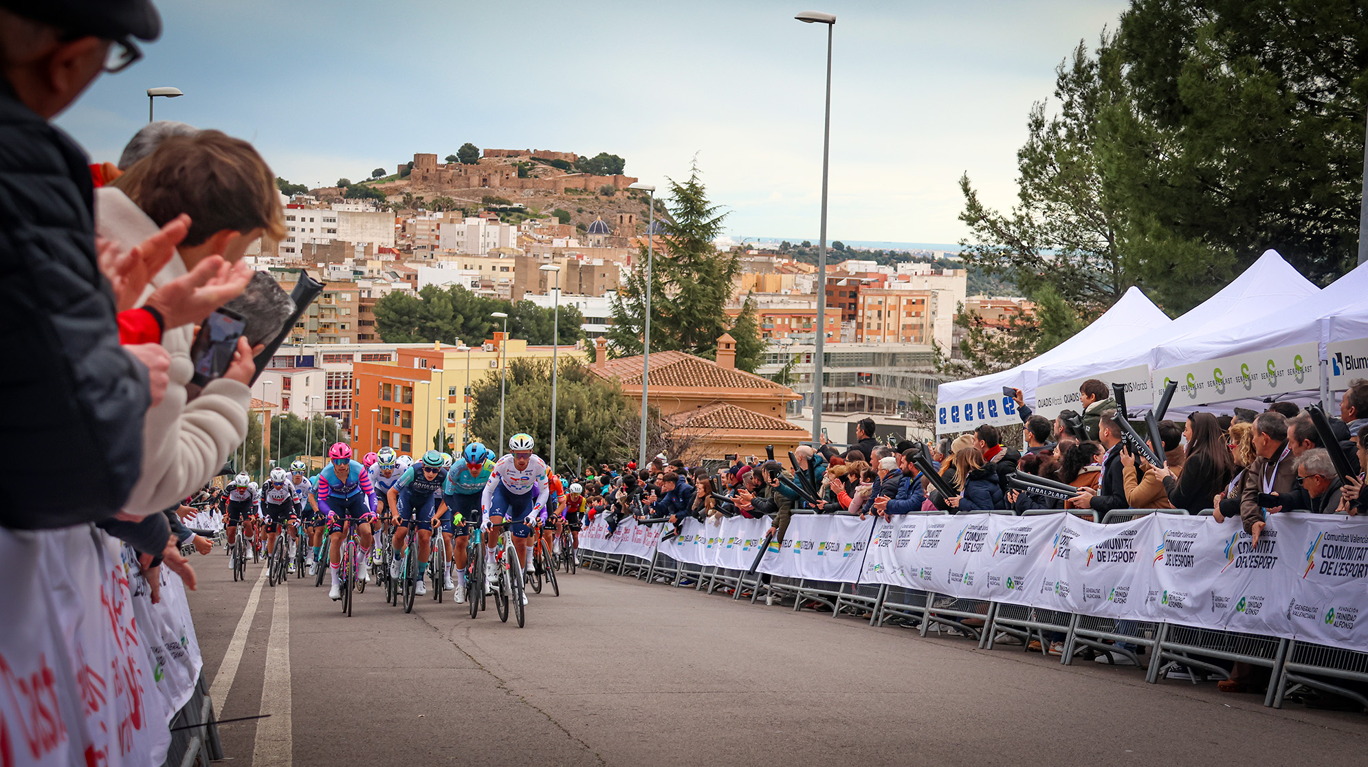 Onda se vuelca con el ciclismo internacional en la meta del Gran Premio Castellón – Ruta de la Cerámica