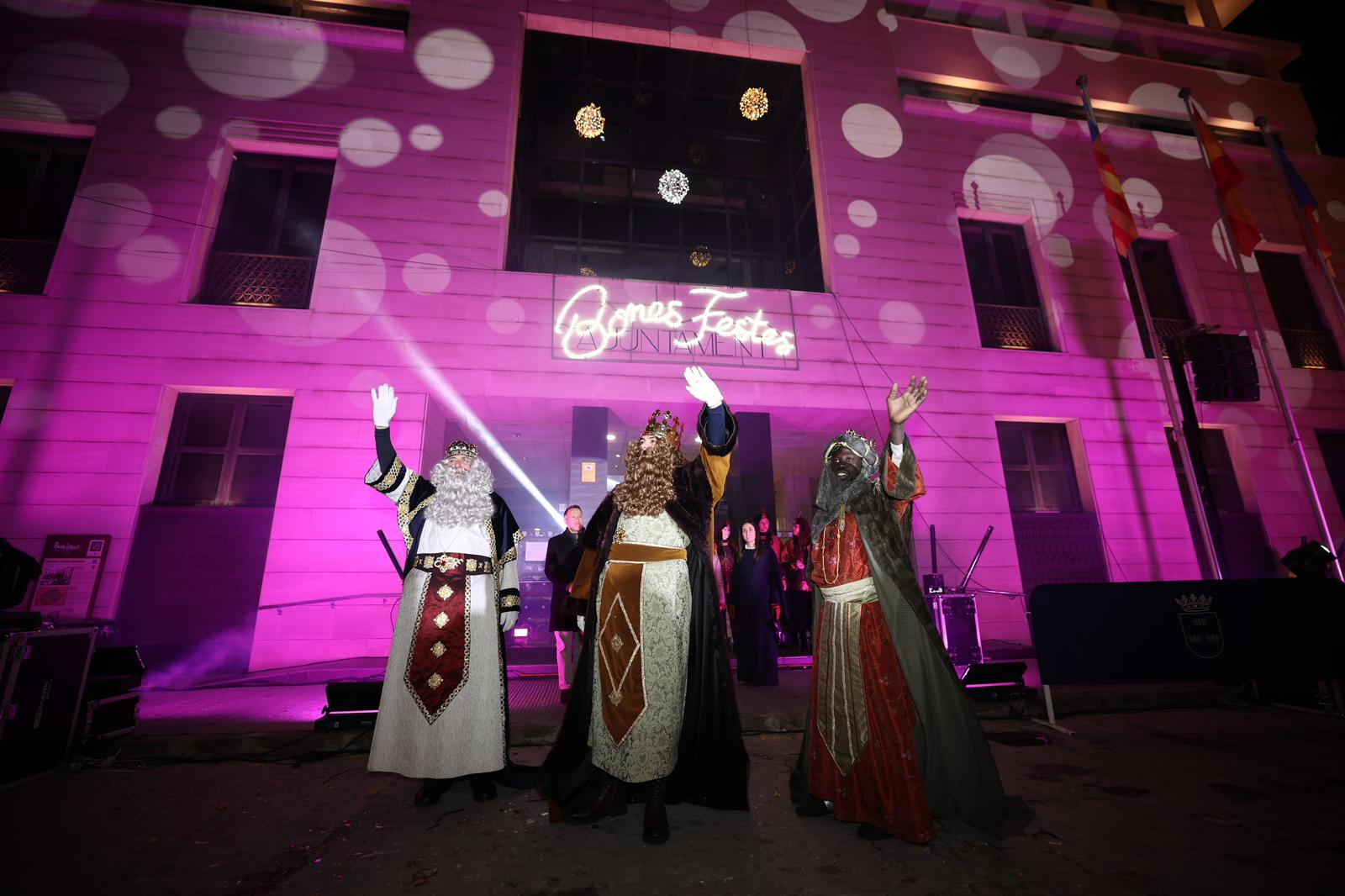 Burriana viu una vesprada màgica amb la Cavalcada dels Reis Mags d’Orient