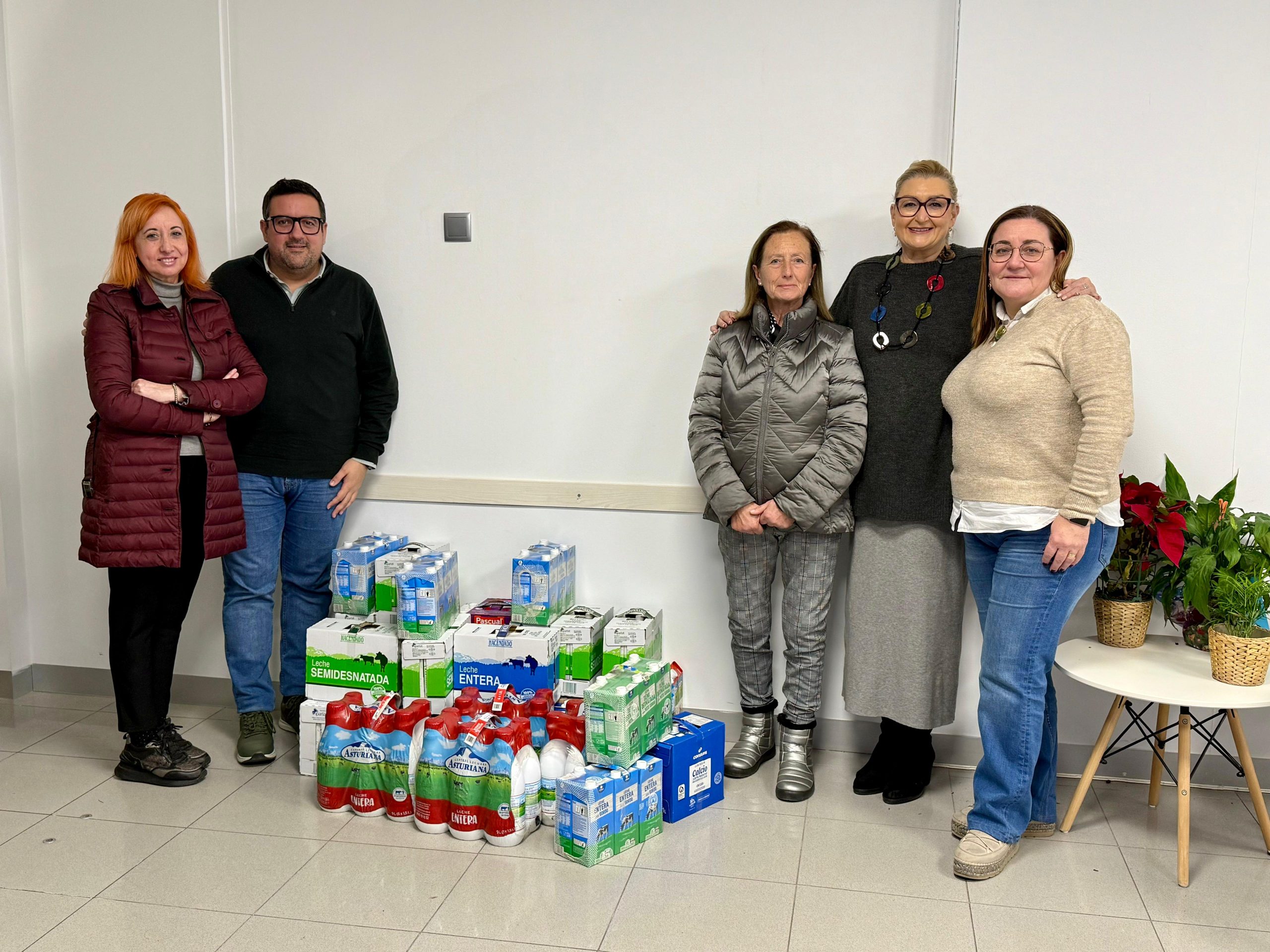 El PP entrega a Sant Vicent de Paül los bricks de leche que ha recogido en el espacio solidario ‘Maria José Valtueña’