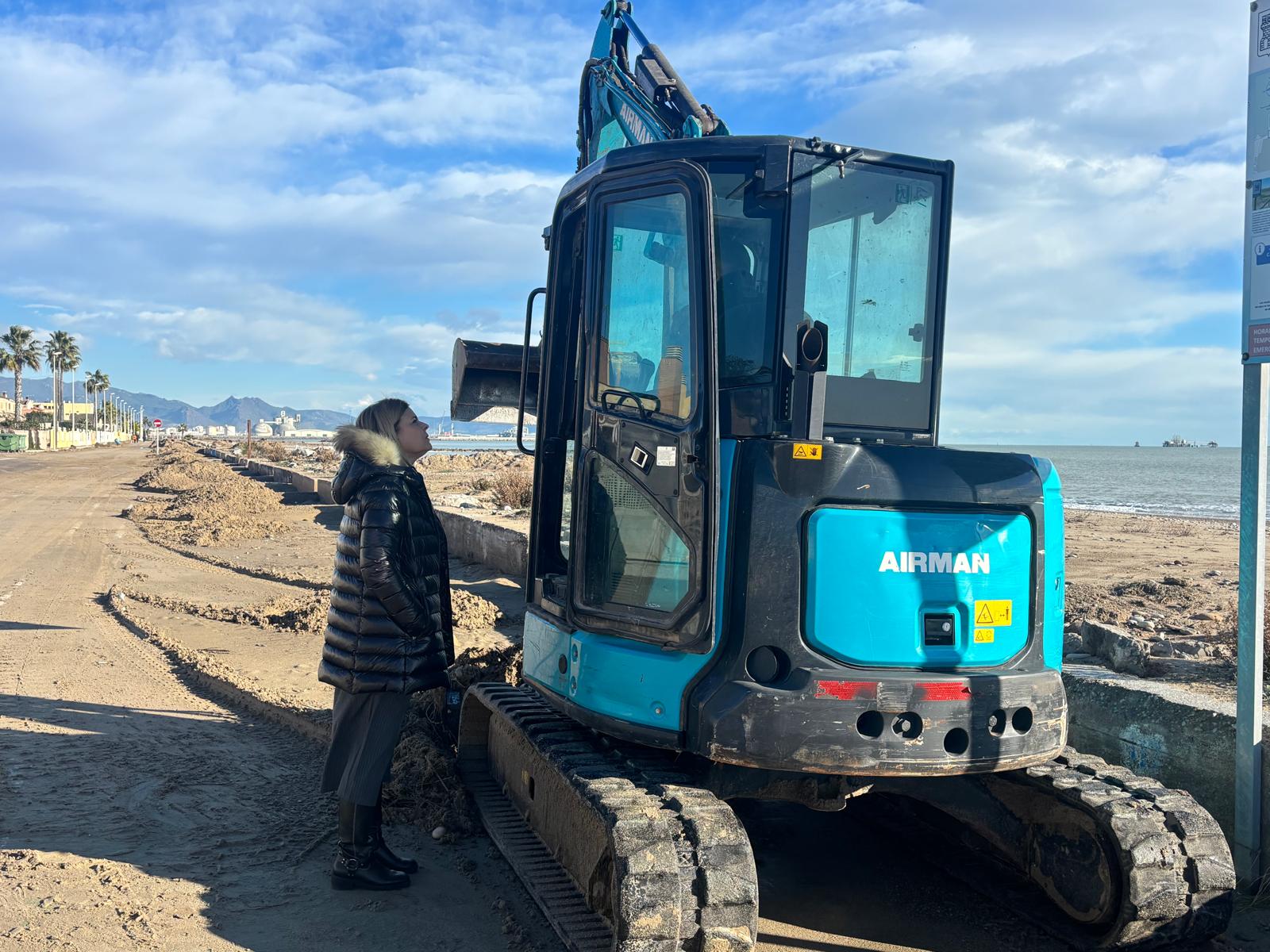 Avancen a bon ritme els treballs de neteja i adequació a la platja d’Almassora després del temporal marítim