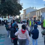 Escolares de Almassora llevan la leña para la hoguera y visitan a Sant Antoni