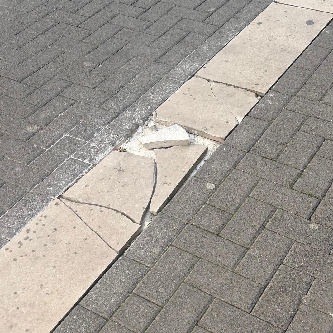 El PP demana actuar d’urgència per a reposar les peces ceràmiques trencades en la zona centre