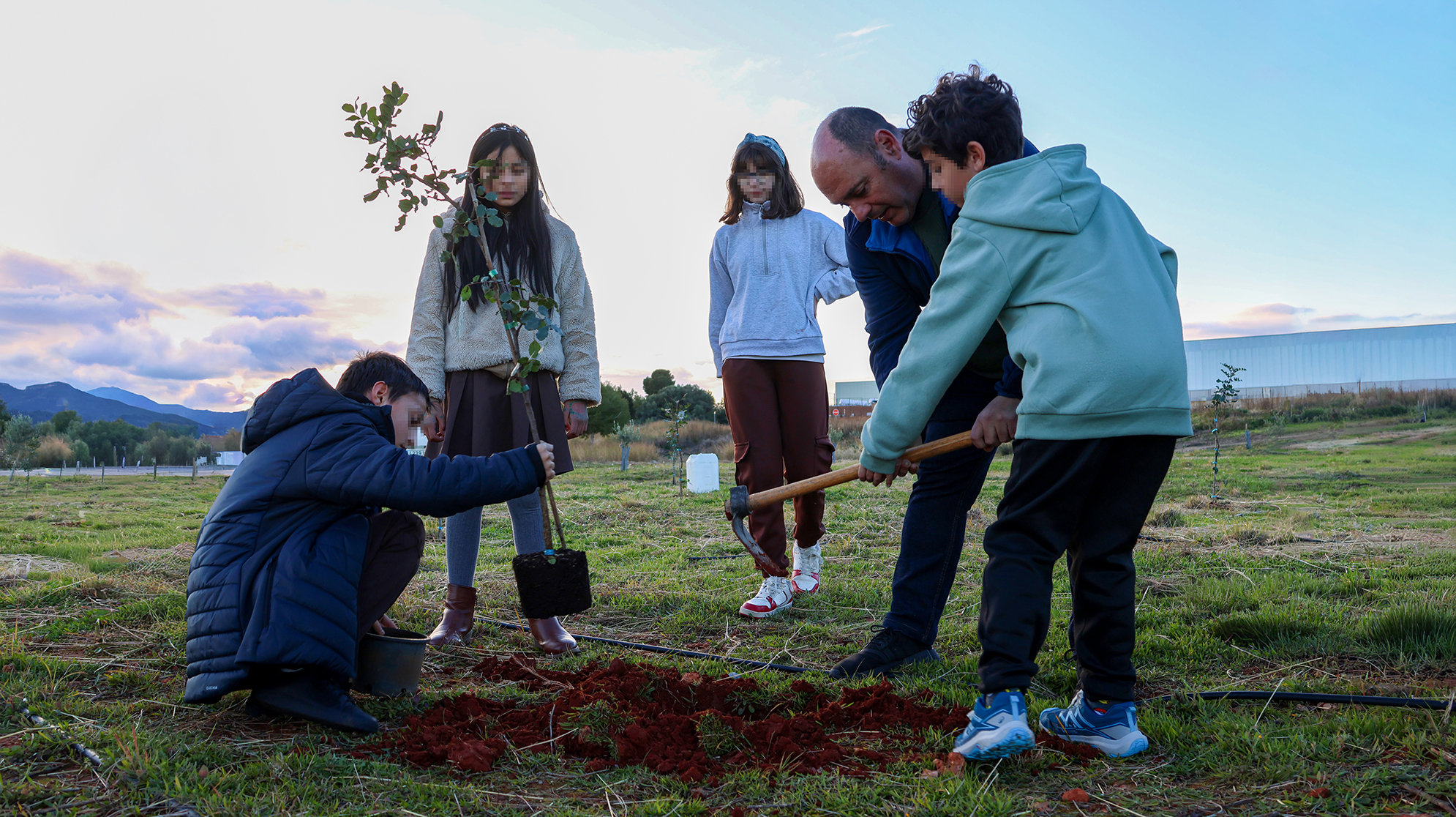 La Asociación Quisqueya planta más de 30 árboles en el Bosque Olímpico de Onda