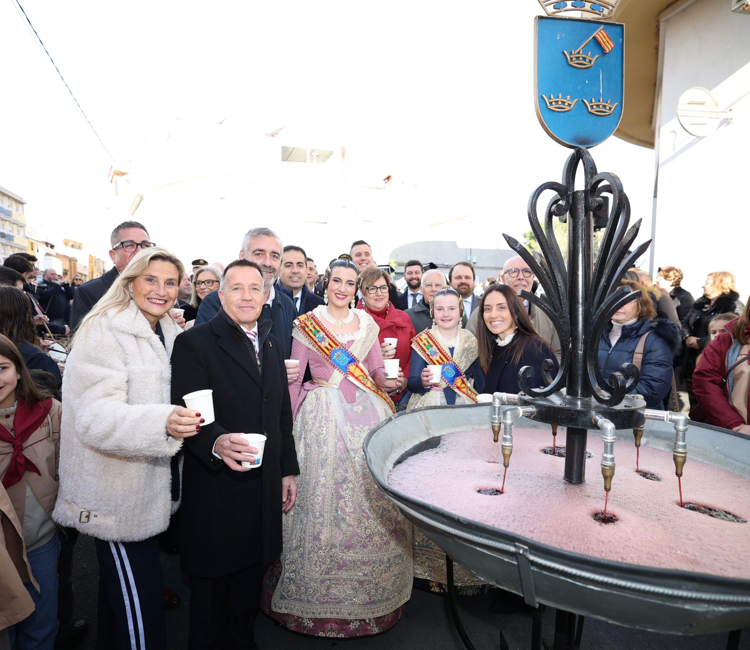 Multitudinària participació en la tradicional Font del Vi en el dia del patró Sant Blai