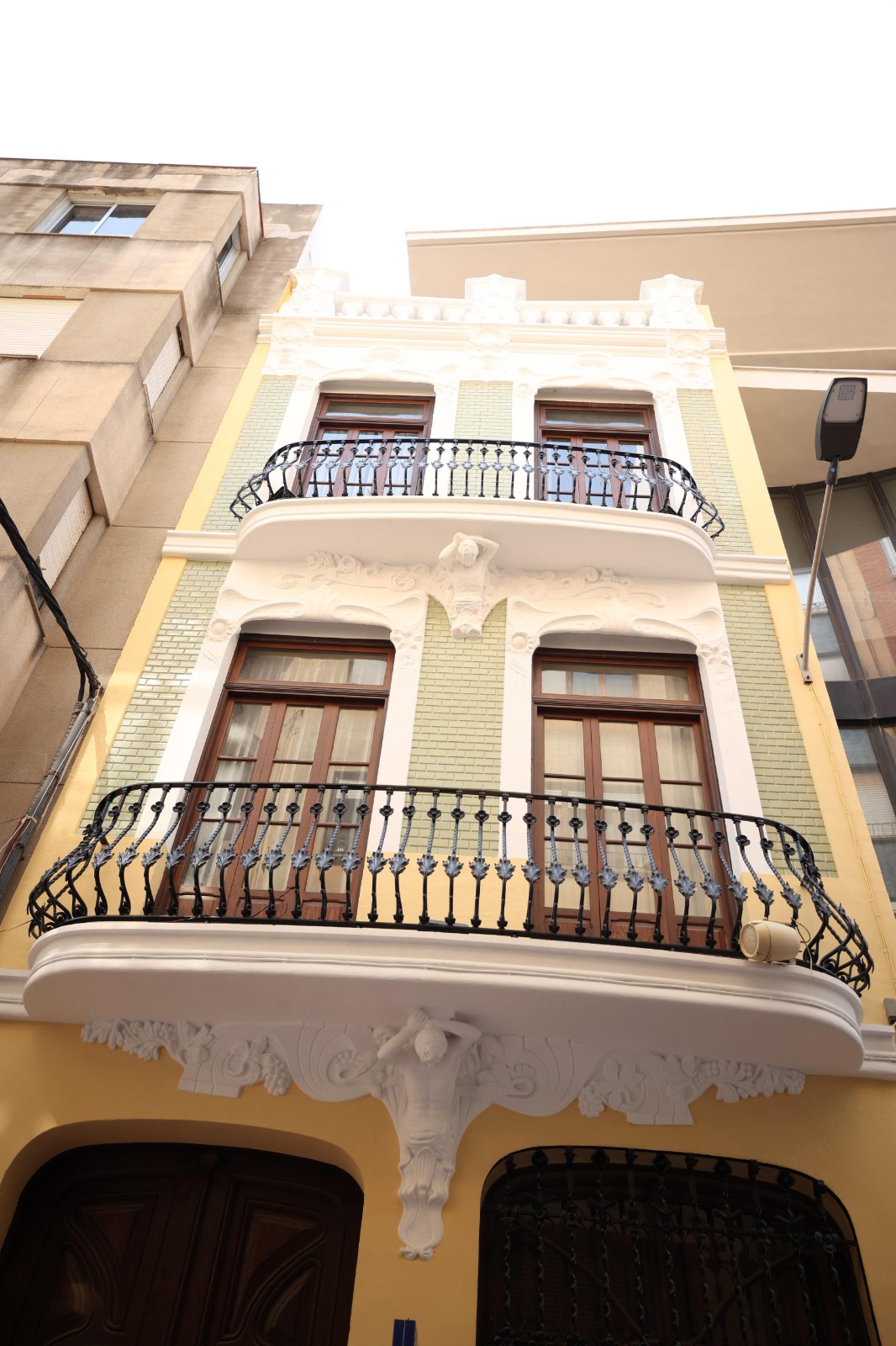 La casa «Font de Mora» rellueix  amb nova il·luminació després de la restauració integral de la seua façana modernista