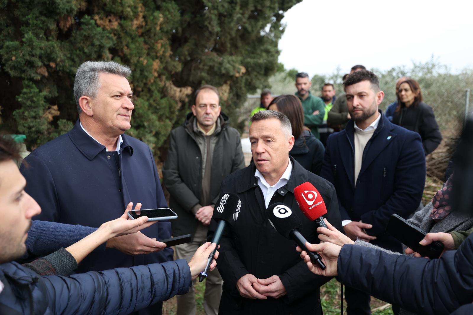 Medi Ambient instal·la les primeres gàbies a Burriana per al control de la sobrepoblació de porcs senglars en la desembocadura del Riu Millars