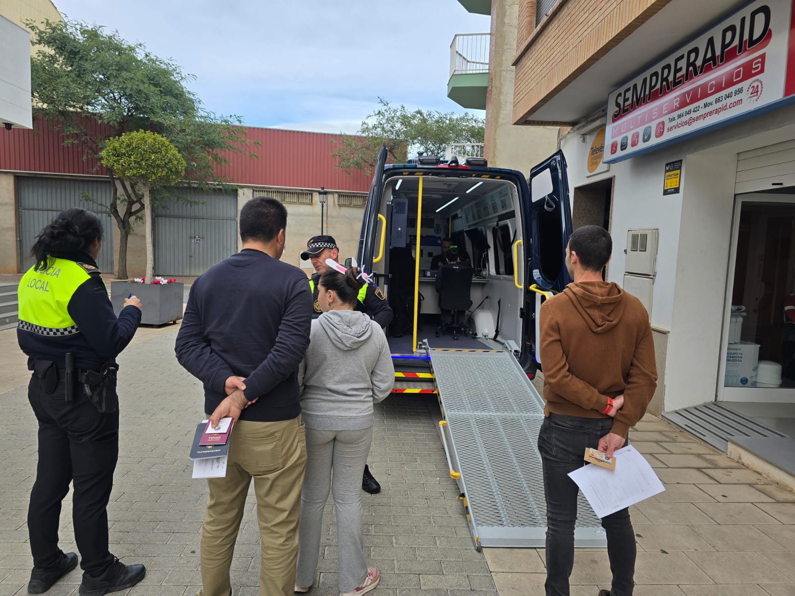 La Policía Nacional desplaza el vehículo integral  de Documentación por primera vez a Oropesa del Mar para realizar gestiones relacionadas con  DNI y pasaporte