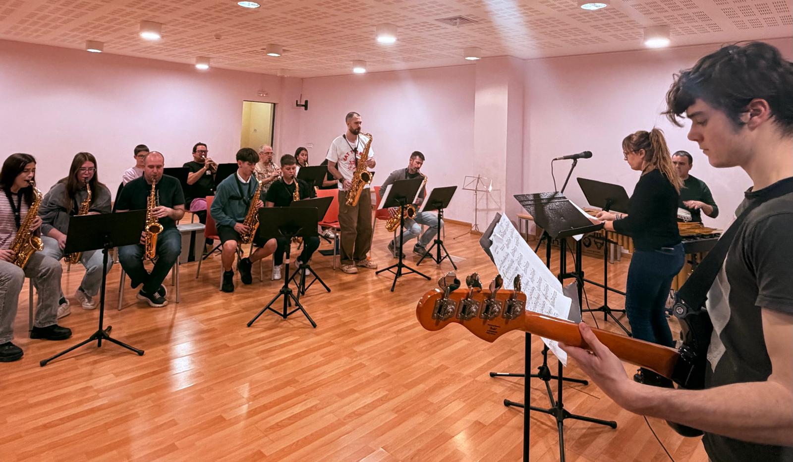 La Big Band i el Taller Coreogràfic de Dansa del Centre Municipal de les Arts ultimen els assajos per a l’homenatge poètic a la Reina Fallera de Burriana