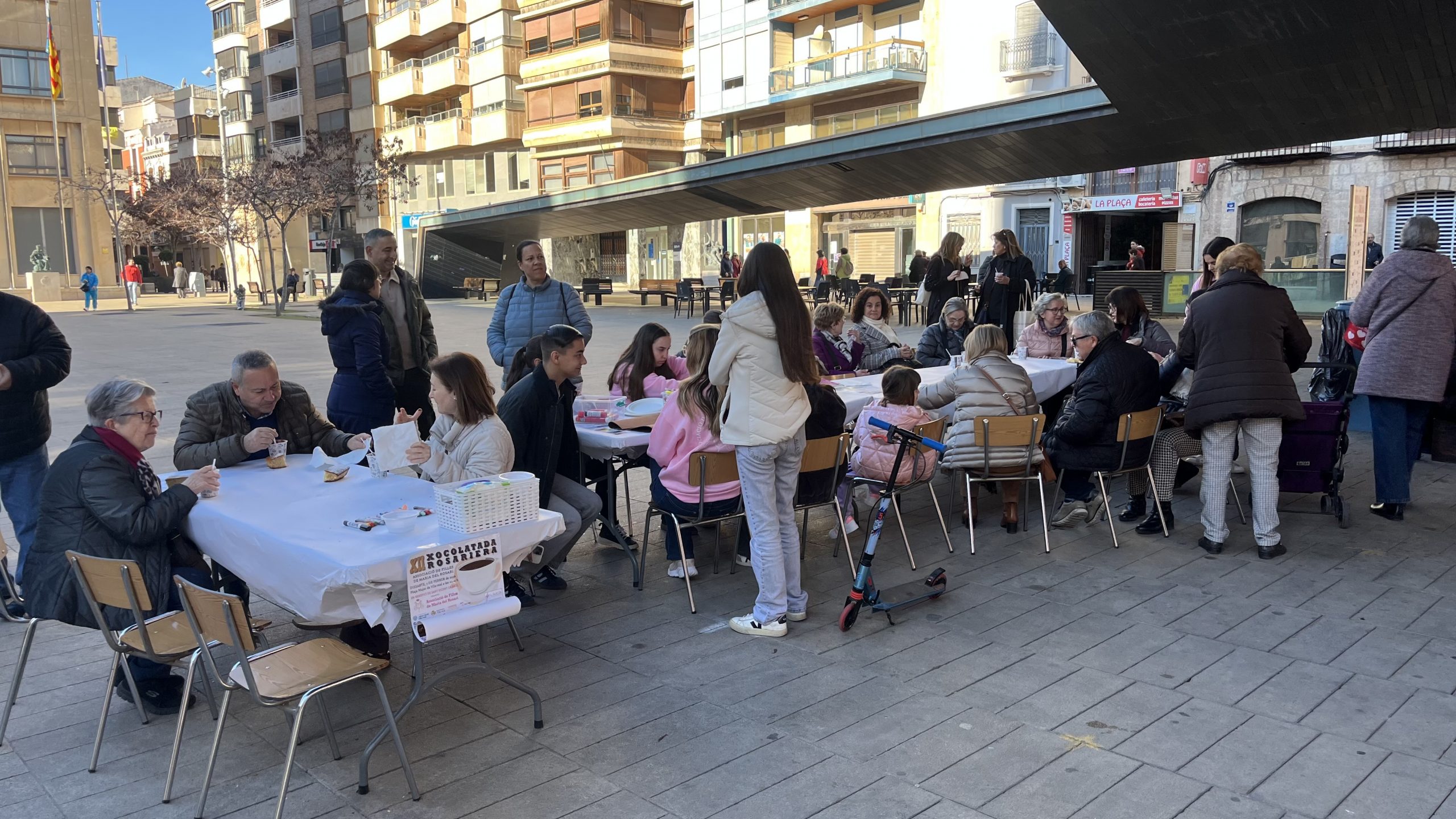 La plaça Major de Vila-real acull la XII Xocolatada Solidària Rosariera