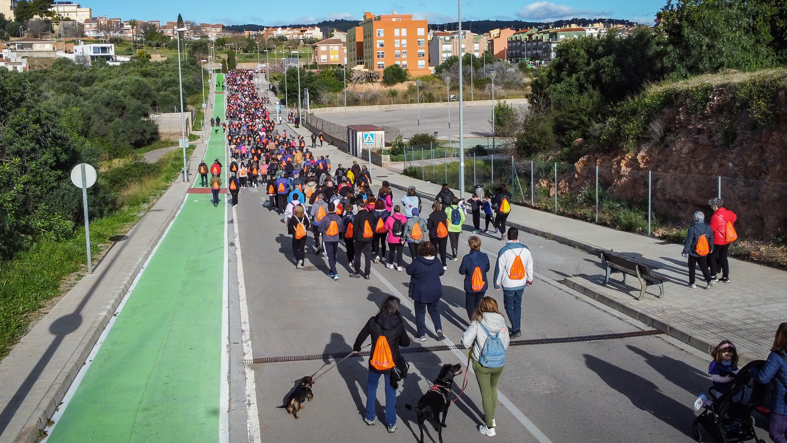 Onda se une contra el cáncer en una marcha familiar solidaria y refuerza la prevención con un nuevo mamógrafo