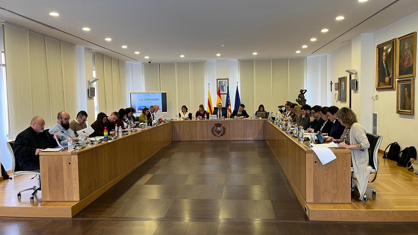 El Ple de Vila-real aprova acords per a defensar la ceràmica, reforçar les polítiques d’igualtat i millorar els serveis públics