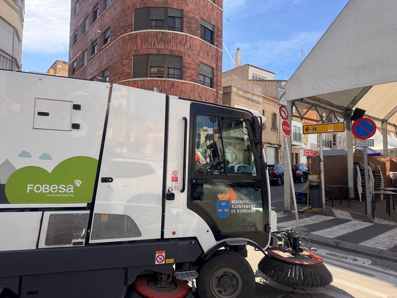 Burriana reforça el servei de neteja per a les Falles amb un operatiu de 33 professionals