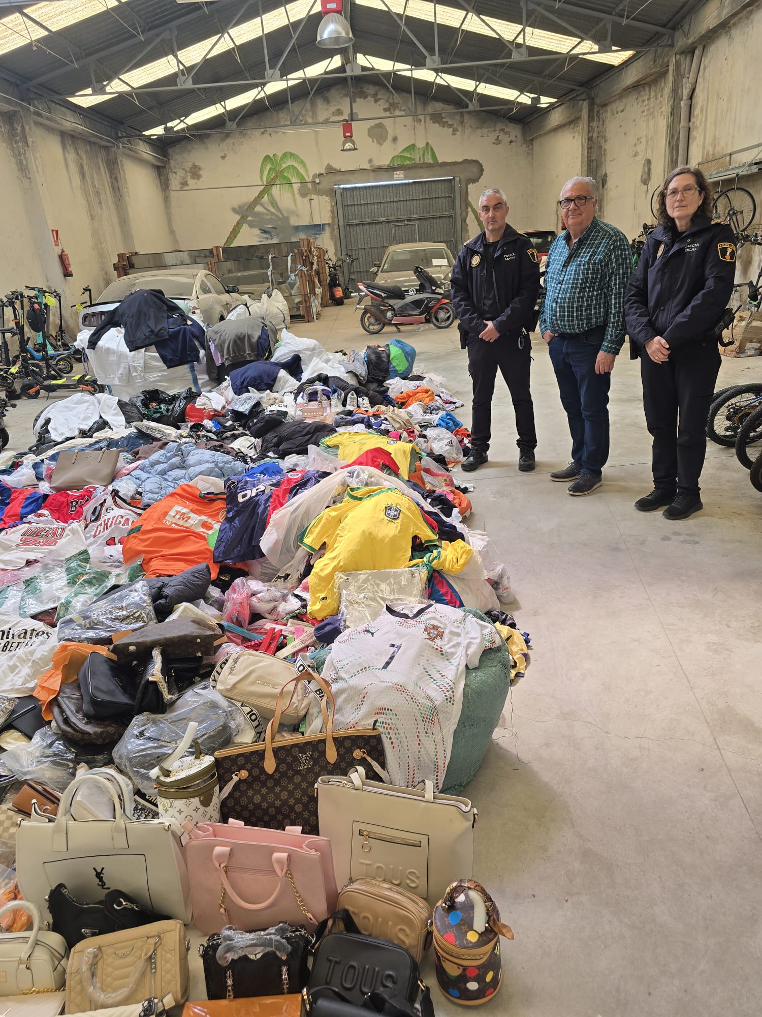 Oropesa destruye más de 36.000 artículos procedentes de la venta ambulante ilegal