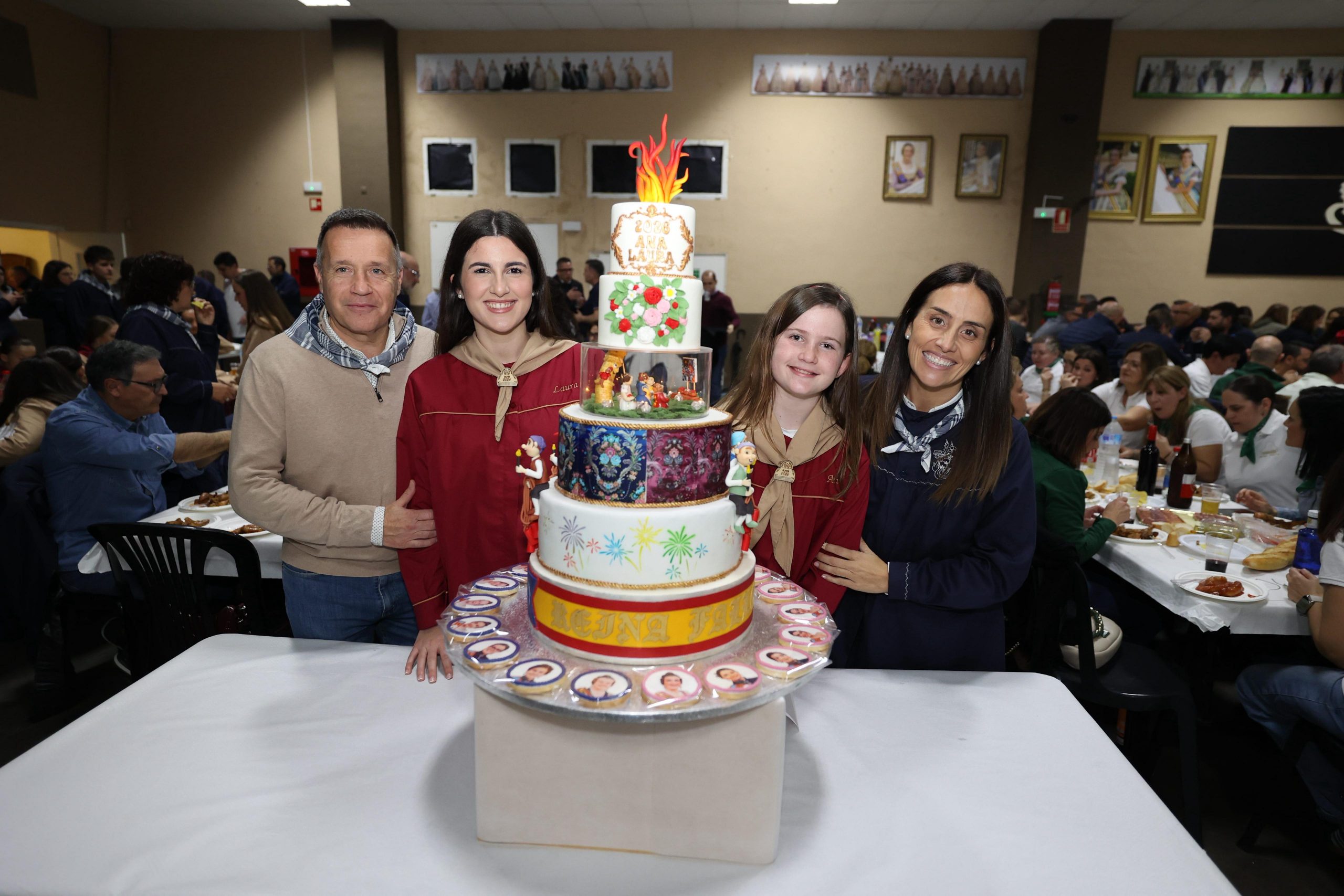 Centenars de fallers celebren el tradicional ‘Pa i Porta Faller’ a la Llar Fallera a una setmana de les Falles