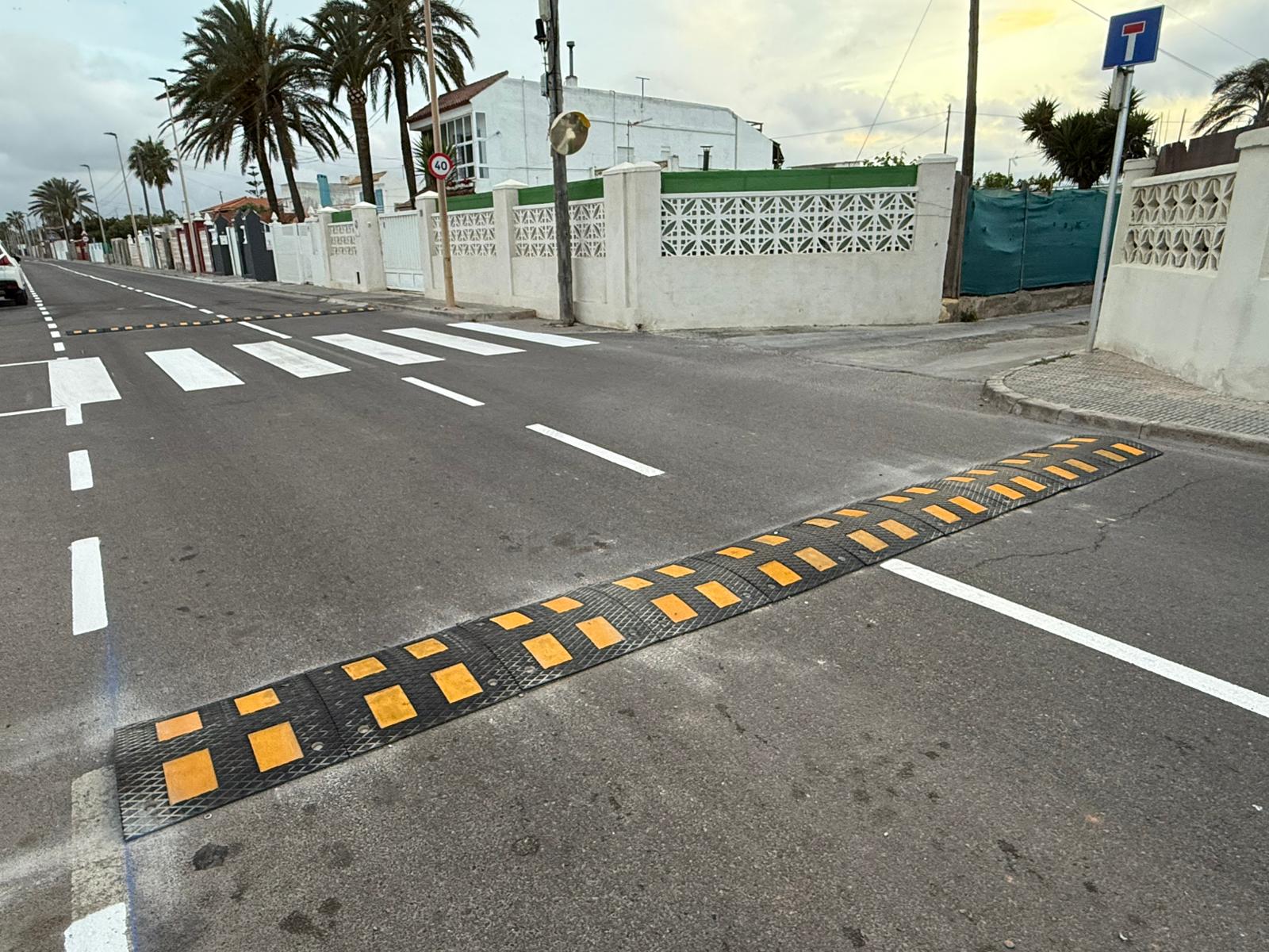 Burriana instal·la reductors de velocitat en el Camí Serratella per a millorar la seguretat viària