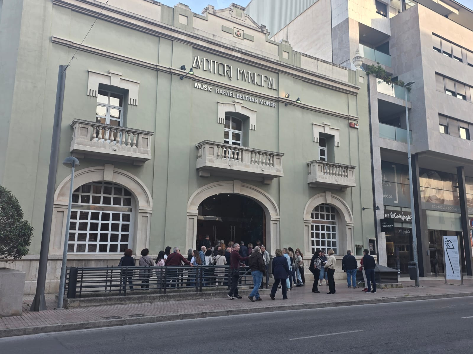 Vila-real ompli l’Auditori Municipal amb la comèdia ‘Escape Room’ en una vetlada solidària a benefici de Vilatea