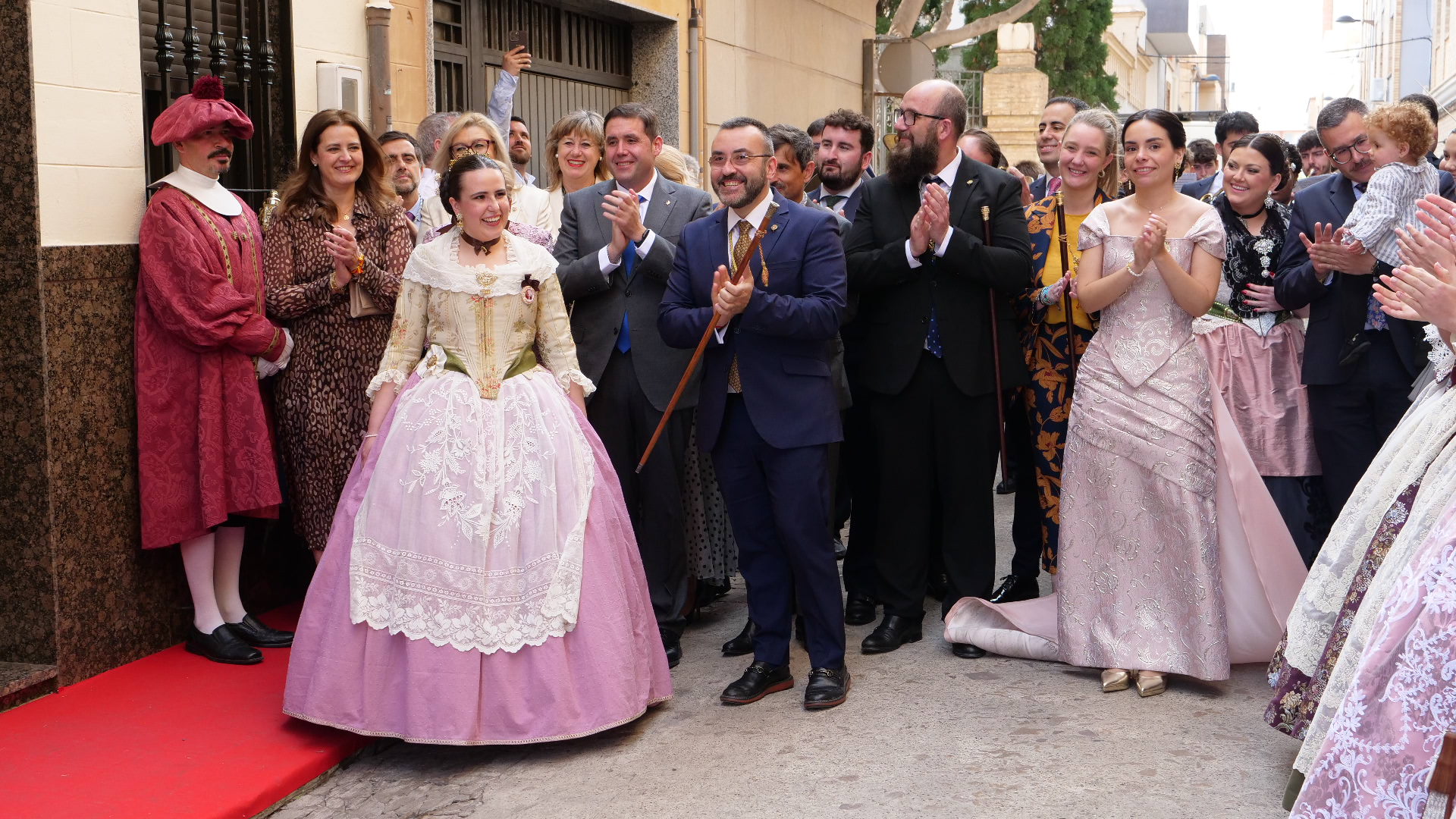 Vila-real inicia el compte enrere per a les festes amb el pregó i imposició de bandes a la reina Berta Beteta i les seues dames