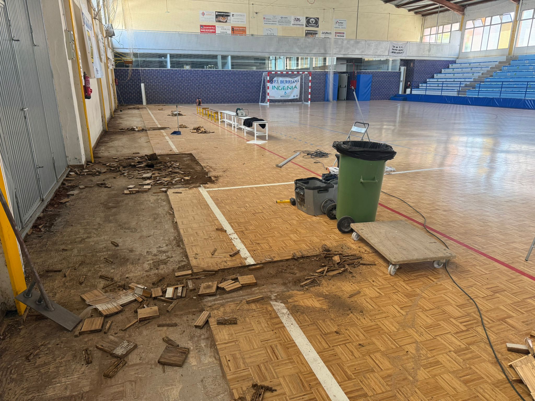 Burriana inicia la instal·lació de nou parquet al pavelló de futbol sala de la Bosca