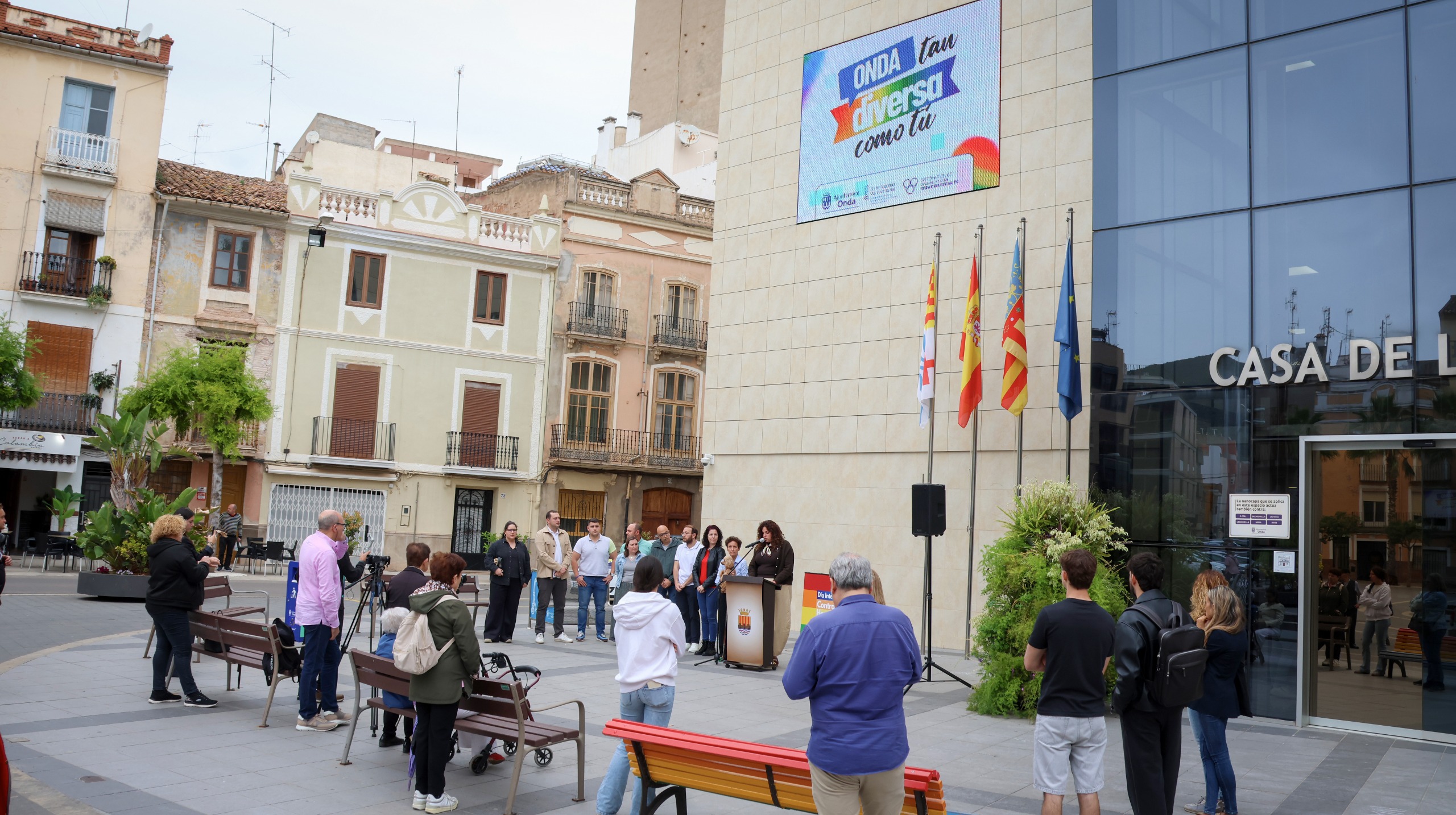 Onda alza la voz por la igualdad y el respeto en un emotivo acto institucional contra la LGTBIfobia
