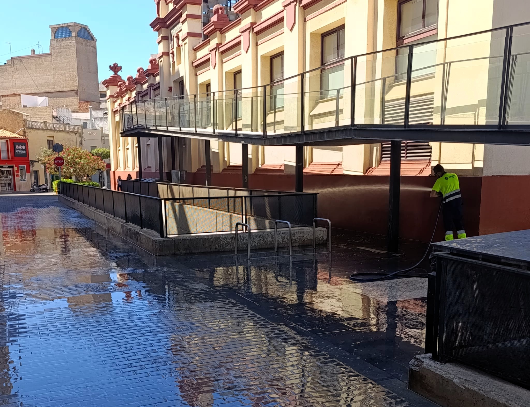 Almassora activa un pla de xoc de neteja per a recuperar la normalitat després de les festes de Santa Quitèria