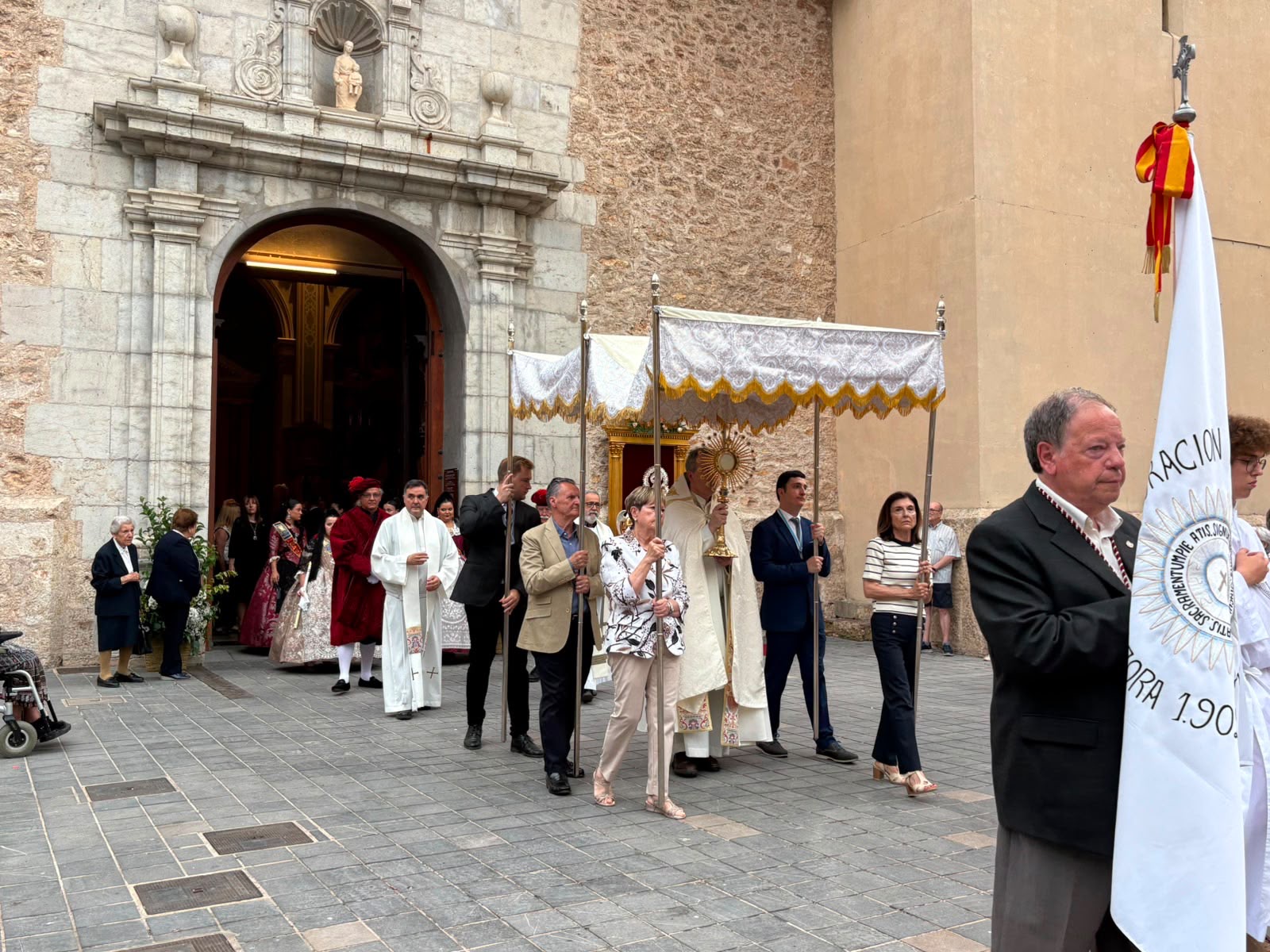 Fe y tradición protagonizan la celebración del Corpus Christi en Almassora