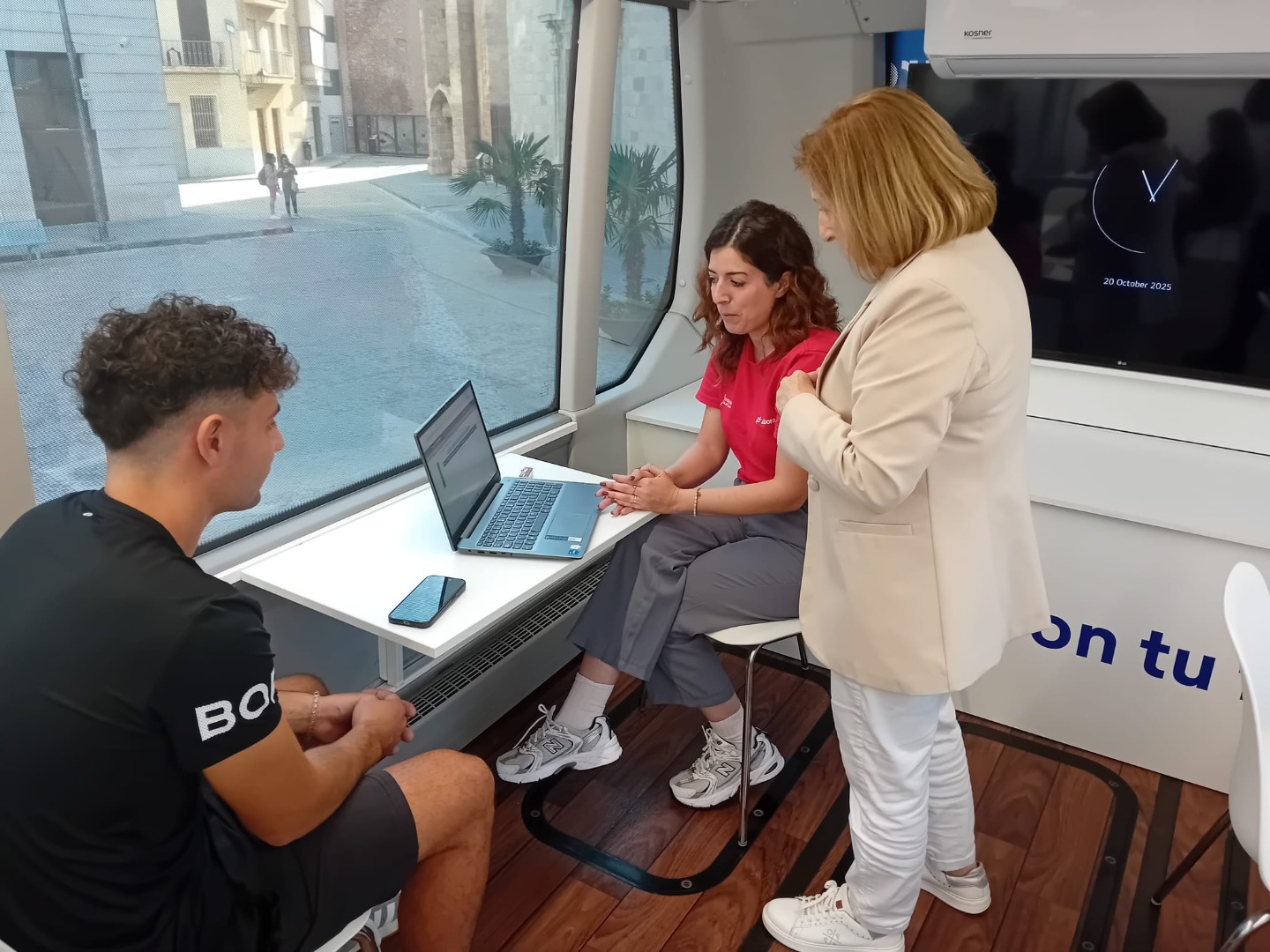 El Bus LABORA atén 46 persones a Burriana i reforça l’orientació laboral i la difusió de serveis d’ocupació