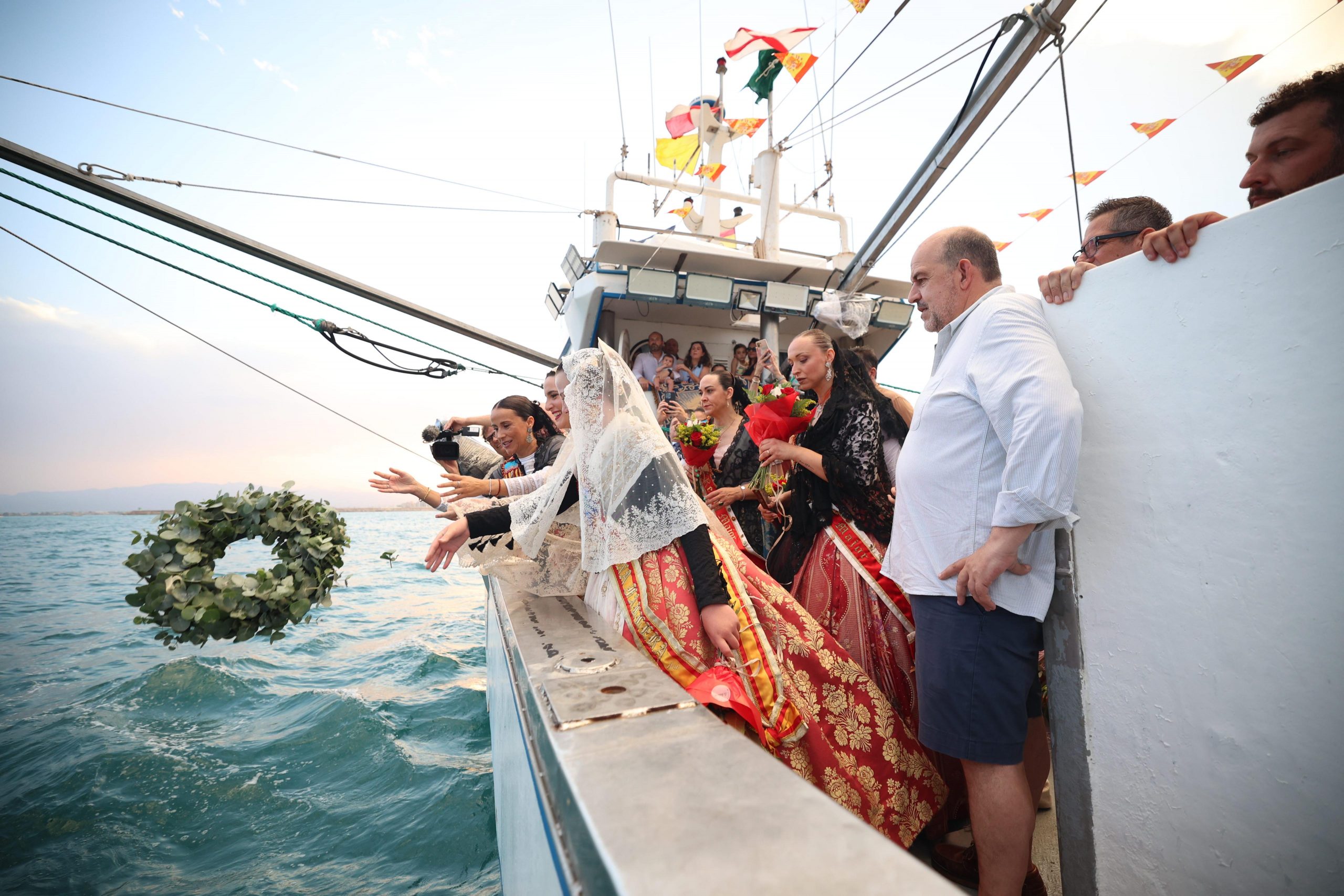 Burriana honra la Mare de Déu del Carme amb una missa solemne i una emotiva processó marinera