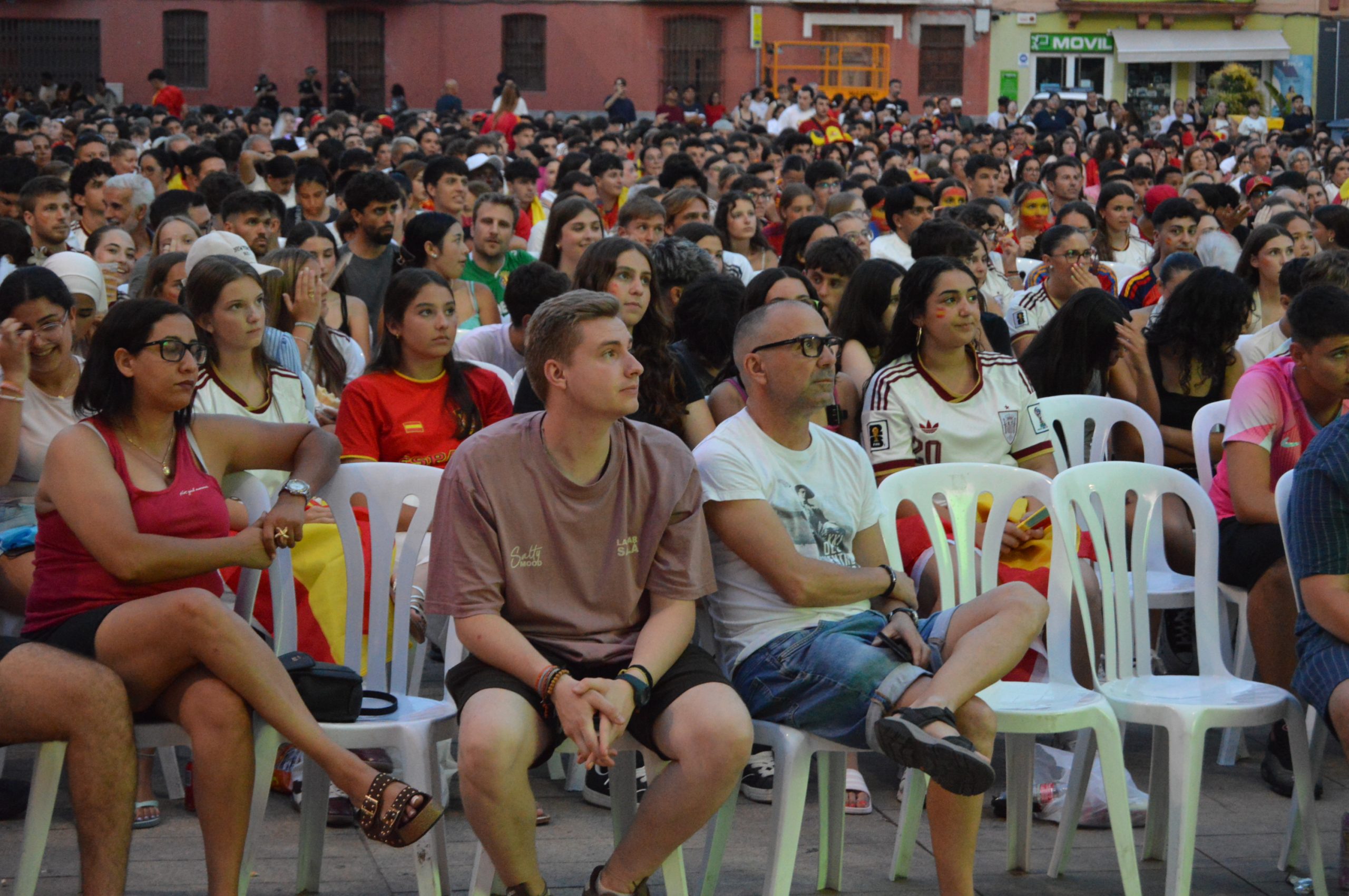 La plaça Major de Vila-real va reunir a més de 1.200 persones assegudes en la retransmissió partit Mundial
