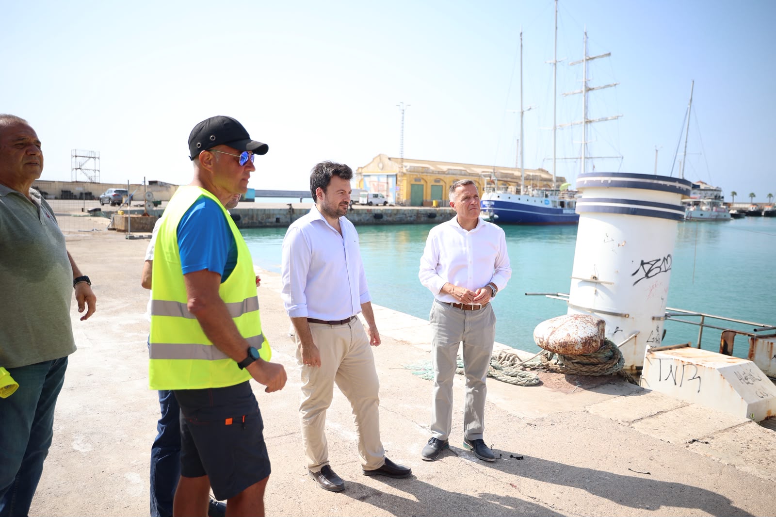 La Generalitat Valenciana retira el buc semienfonsat ‘Oceander’ i abandonat des de 2019 a Burriana