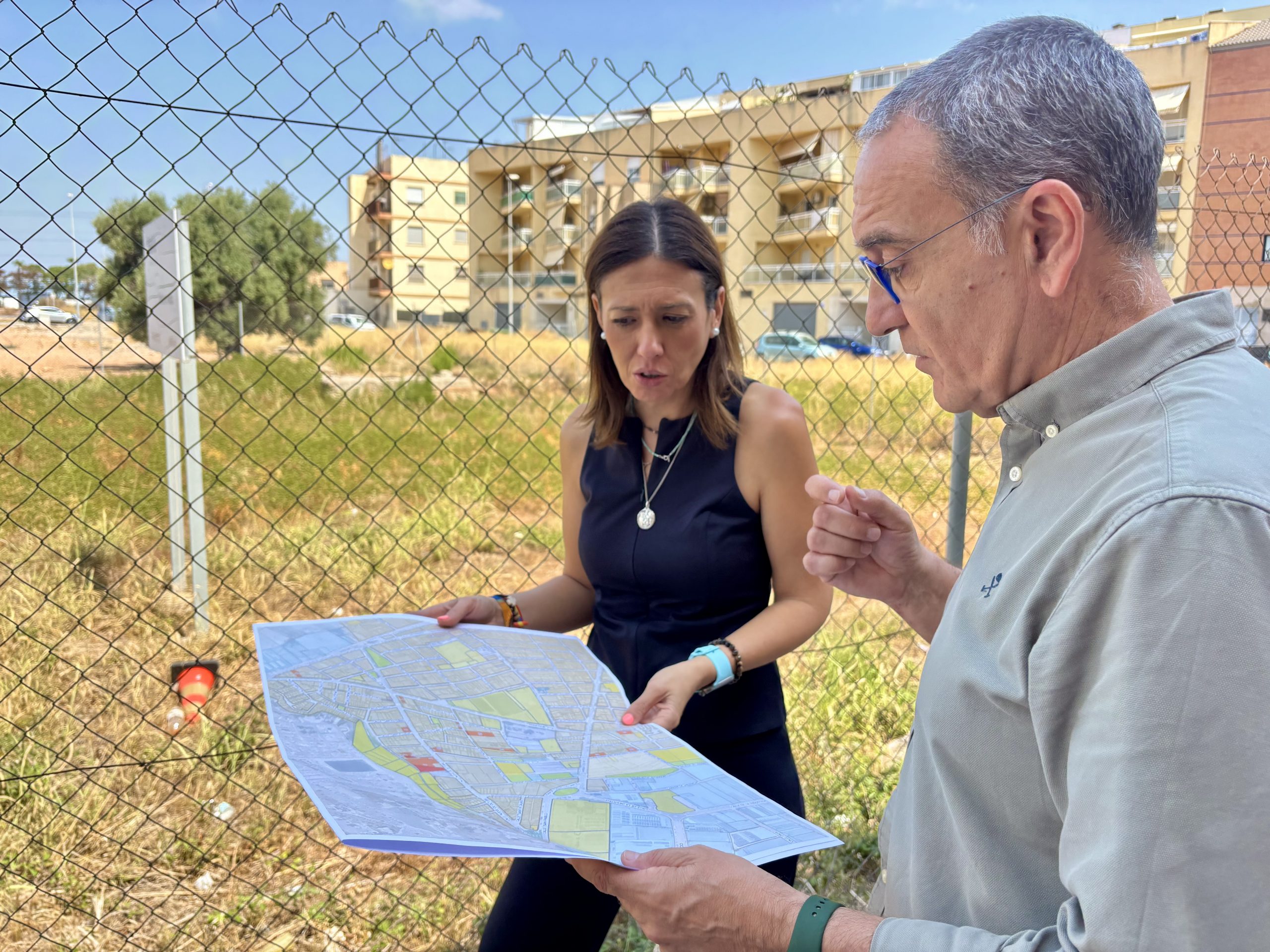 Almassora incorporarà 22 parcel·les cedides gratuïtament per la Sareb per a ampliar sòl destinat a aparcaments, equipaments i habitatge assequible