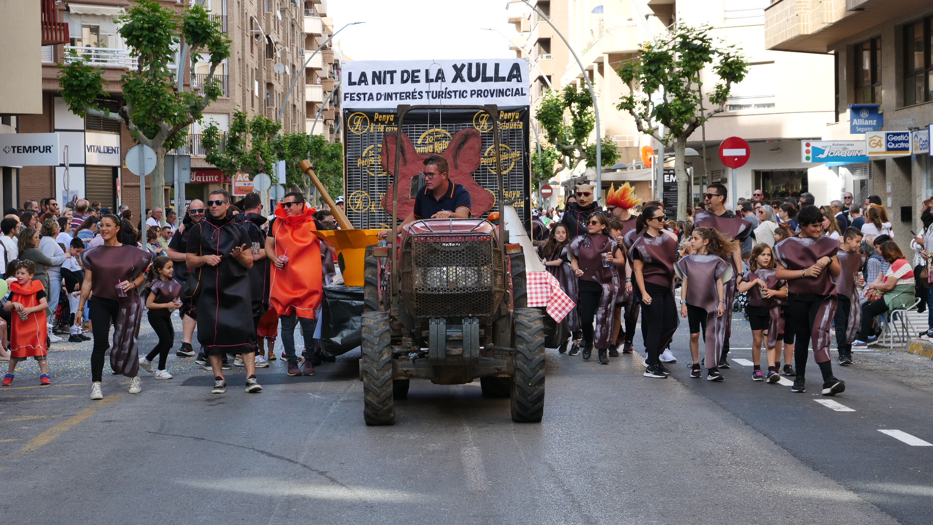 La Cavalcada de Festes ha tornat a recórrer els carrers de Vila-real amb l’enginy, la sàtira, l’originalitat i el sentit de l’humor com a protagonistes