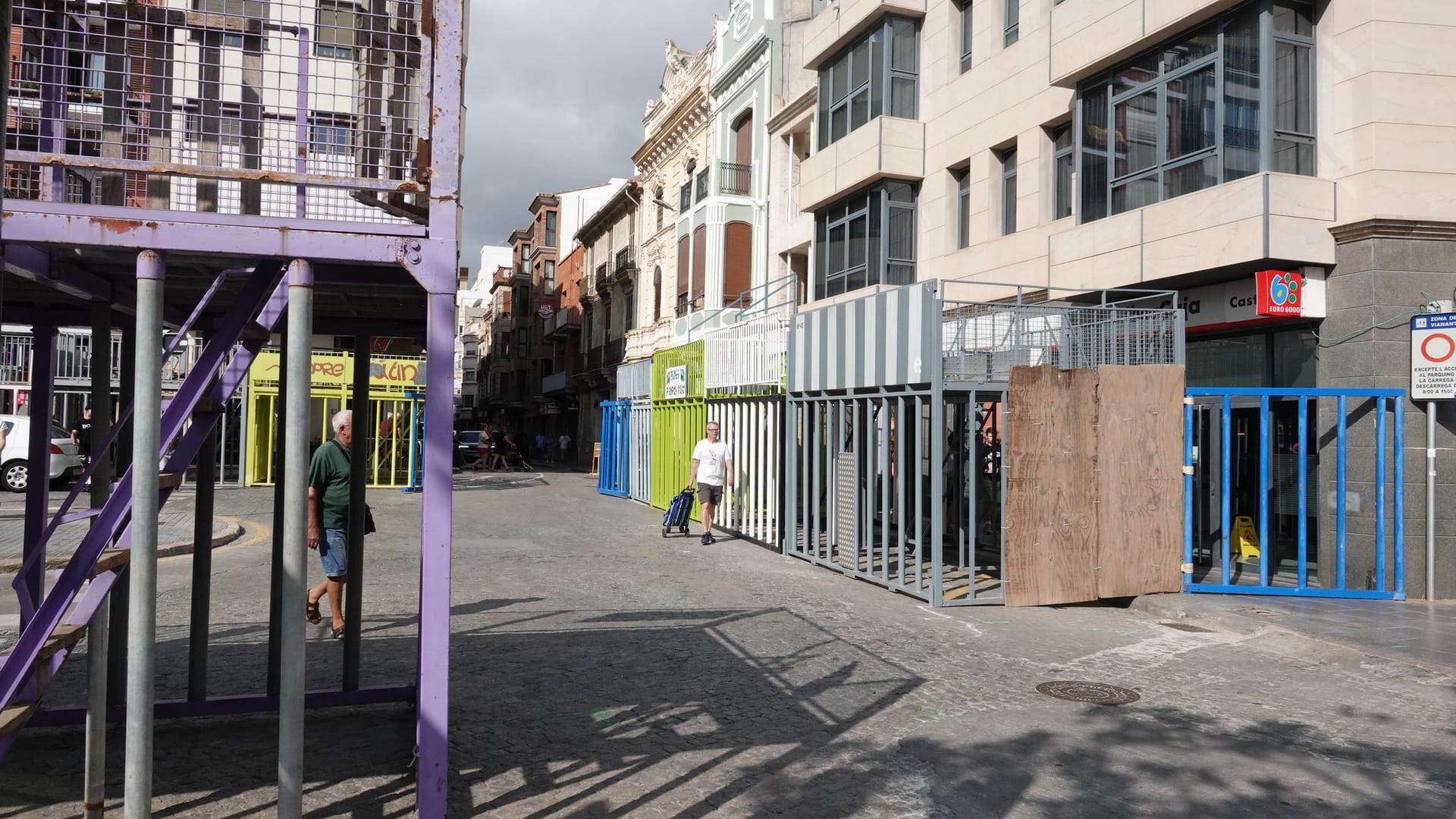 Burriana es prepara per a les Festes de la Misericòrdia amb el muntatge de cadafals