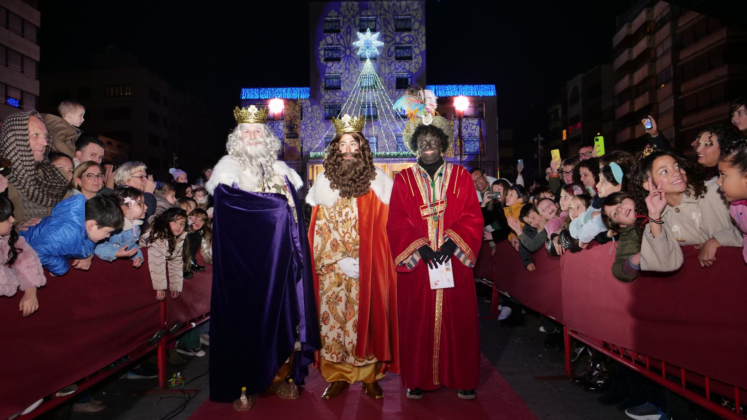 La Cavalcada de Reis de la Joventut Antoniana porta la il·lusió a Vila-real en la nit més màgica