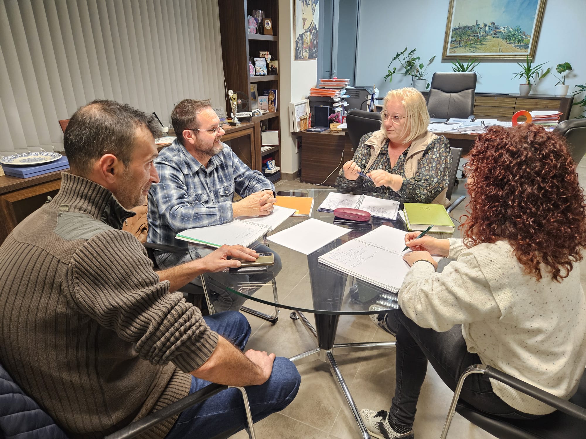La alcaldesa de Oropesa del Mar se reúne periódicamente con la Junta de la Sociedad Oropesina de Cultura para coordinar “La Trobà d’Orpesa 2025”