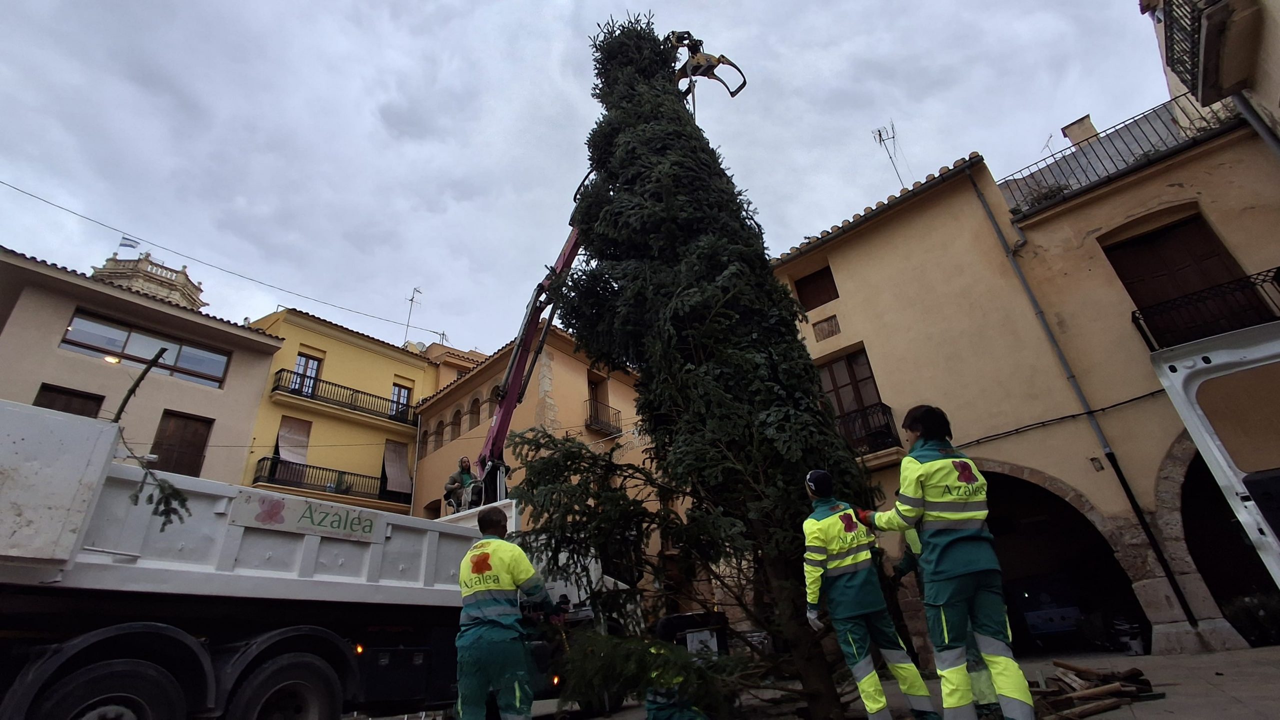 Vila-real inicia la instal·lació d’un arbre de Nadal de 12 metres a la plaça de la Vila