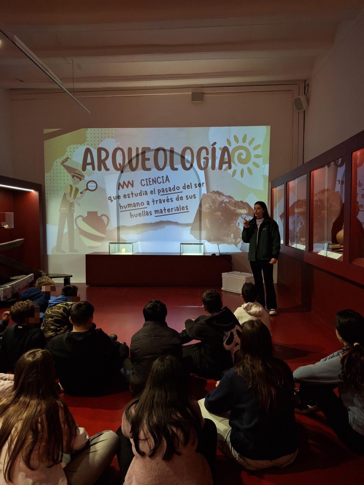 El Museo Arqueológico de Burriana recibe la visita del alumnado del IES Llombai en una actividad didáctica sobre arqueología e historia