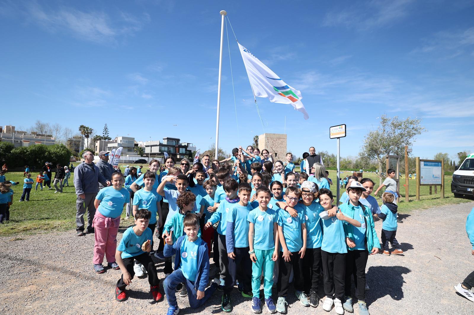 Burriana hissa la bandera del Sender Blau que catàloga el Clot de la Mare de Déu com un dels millors paratges naturals del país