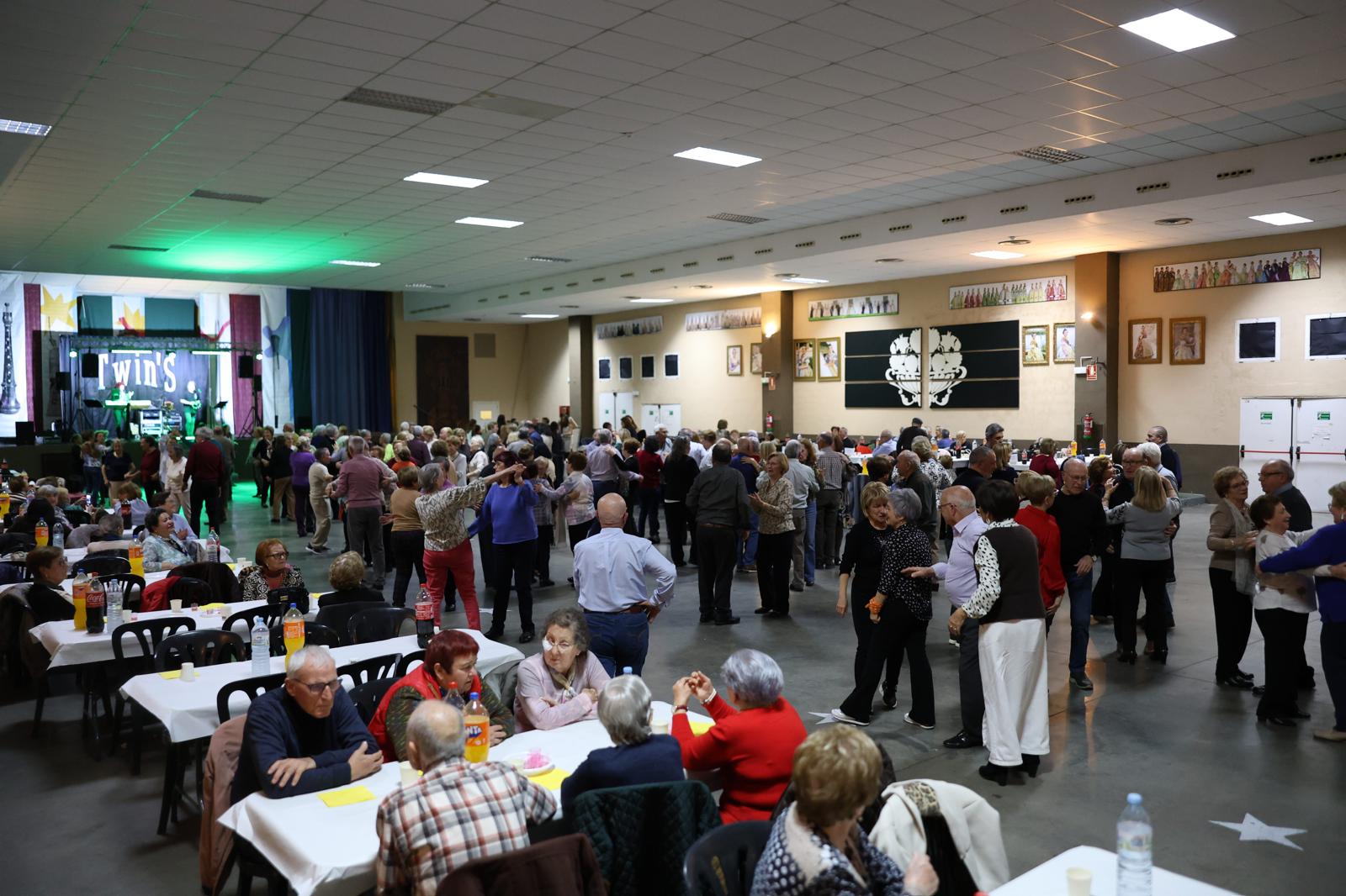 Burriana celebra una vesprada per als majors amb un berenar i ball a la Llar Fallera