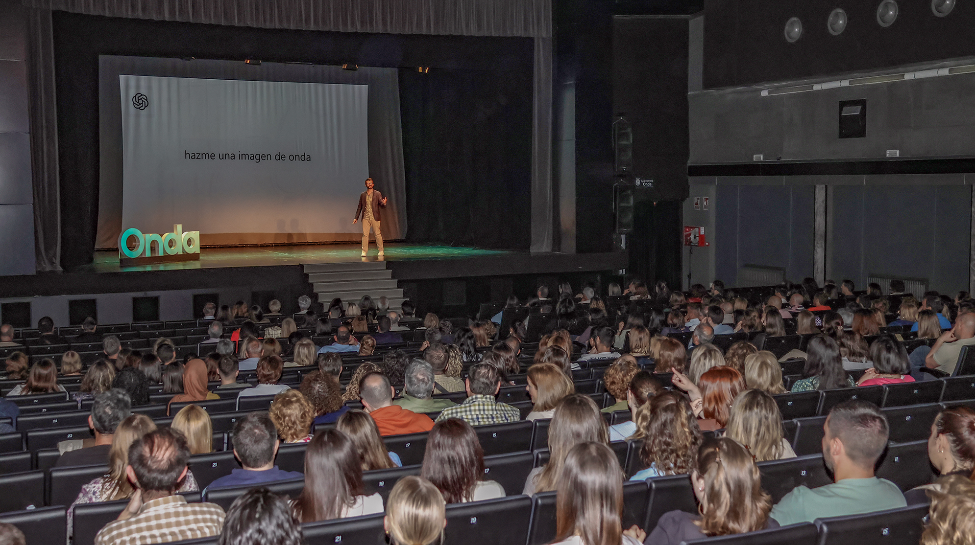 Onda cierra la Semana de la Salud con el lleno del médico Marius Lekker en el Teatro Mónaco