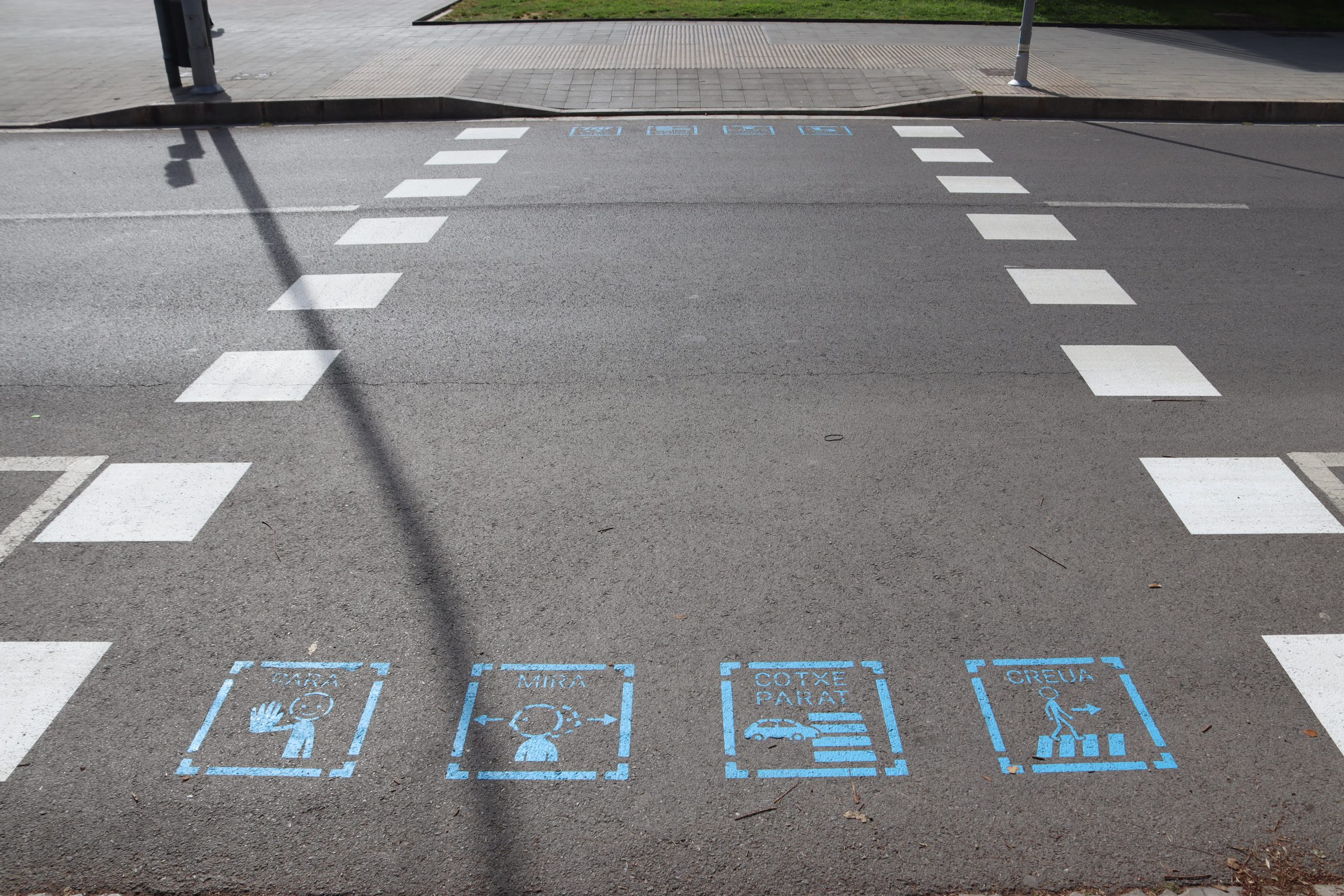 Vila-real incorpora pictogrames als passos de vianants dels entorns educatius